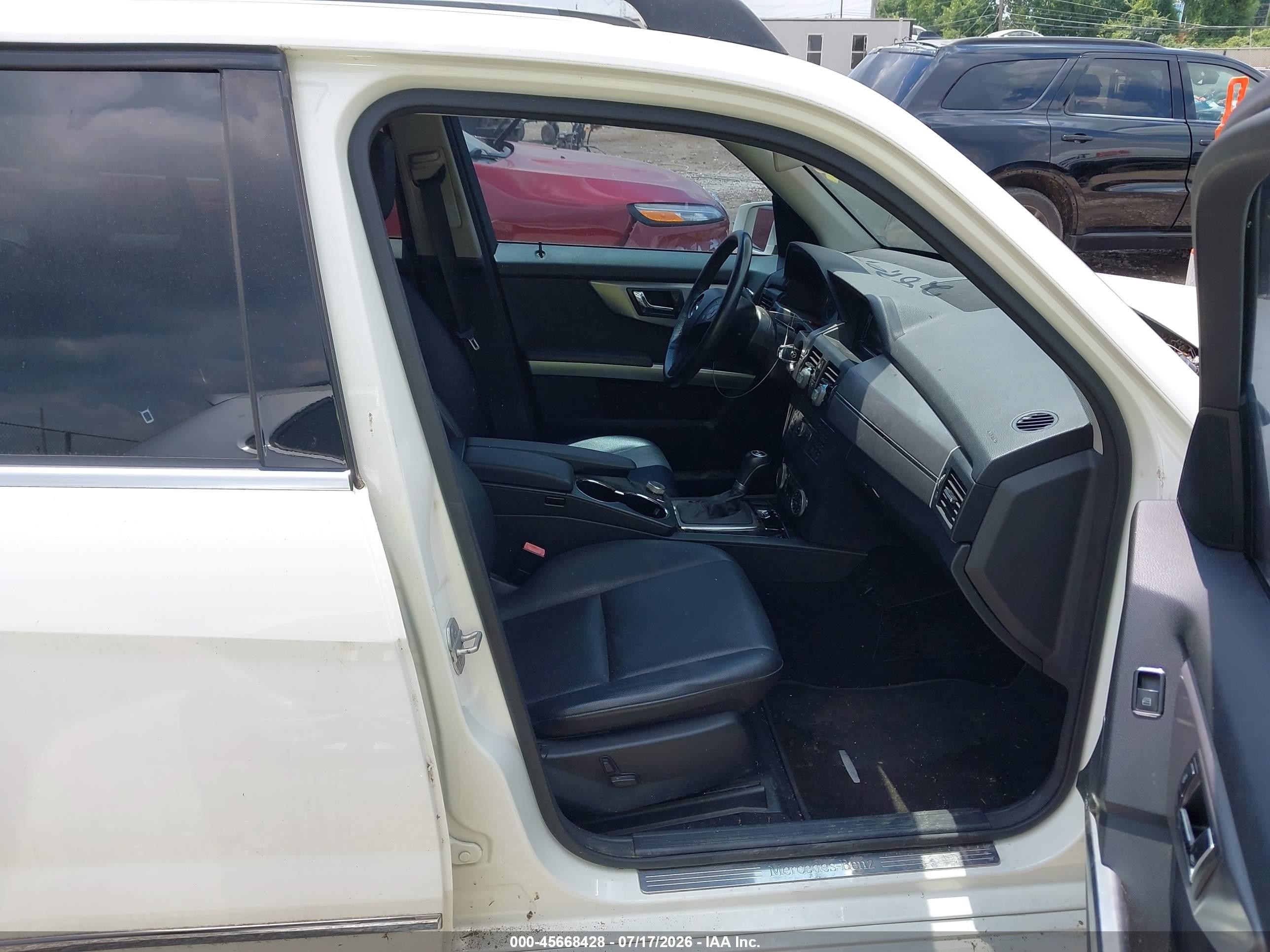 2010 Mercedes-benz Glk 350   White vin: WDCGG5GBXAF329246