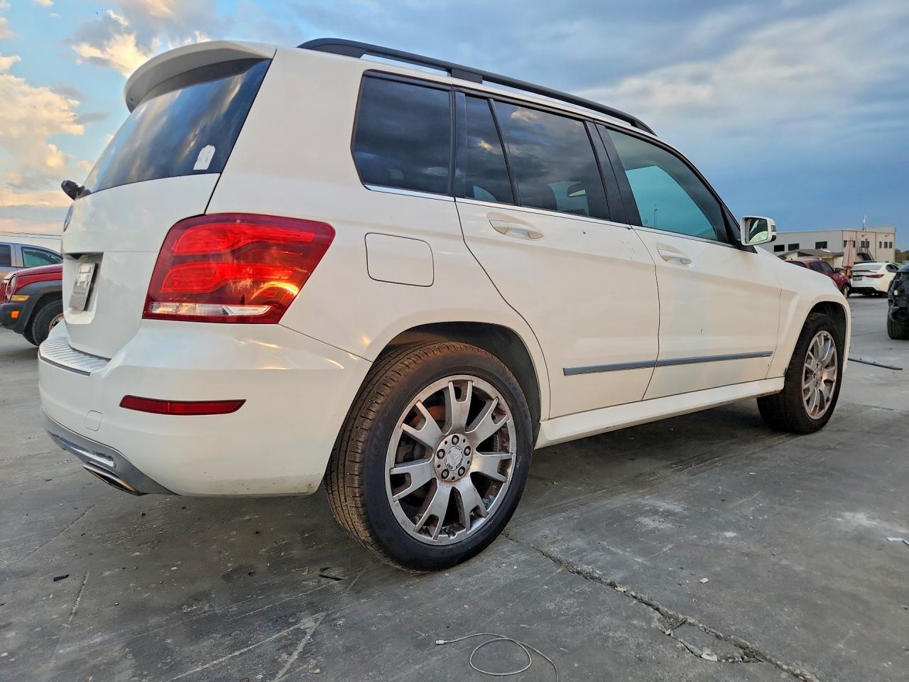 2013 Mercedes-benz Glk 350 White vin: WDCGG5HB0DF973616