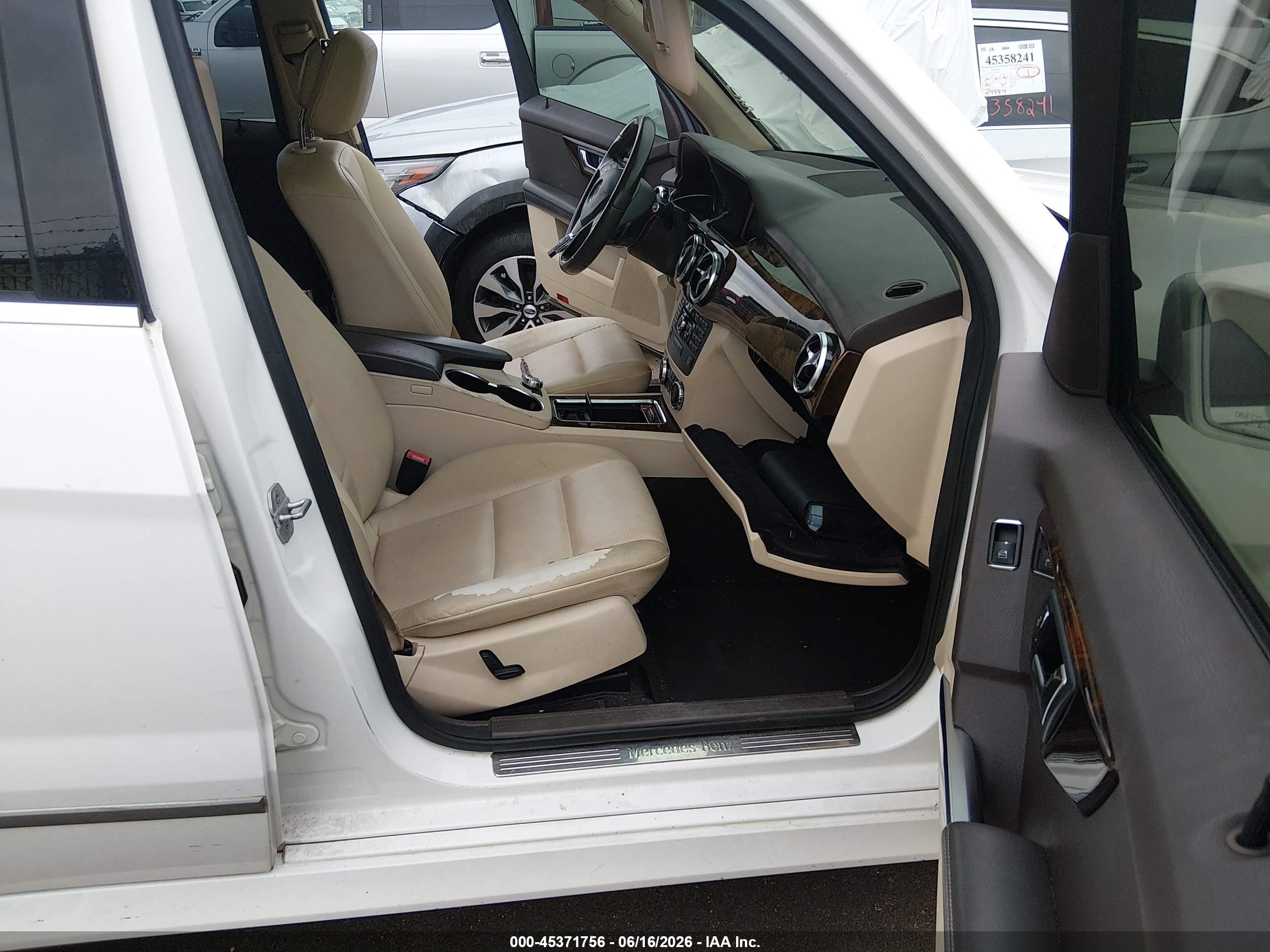 2013 Mercedes-benz Glk 350   White vin: WDCGG5HB0DF982574