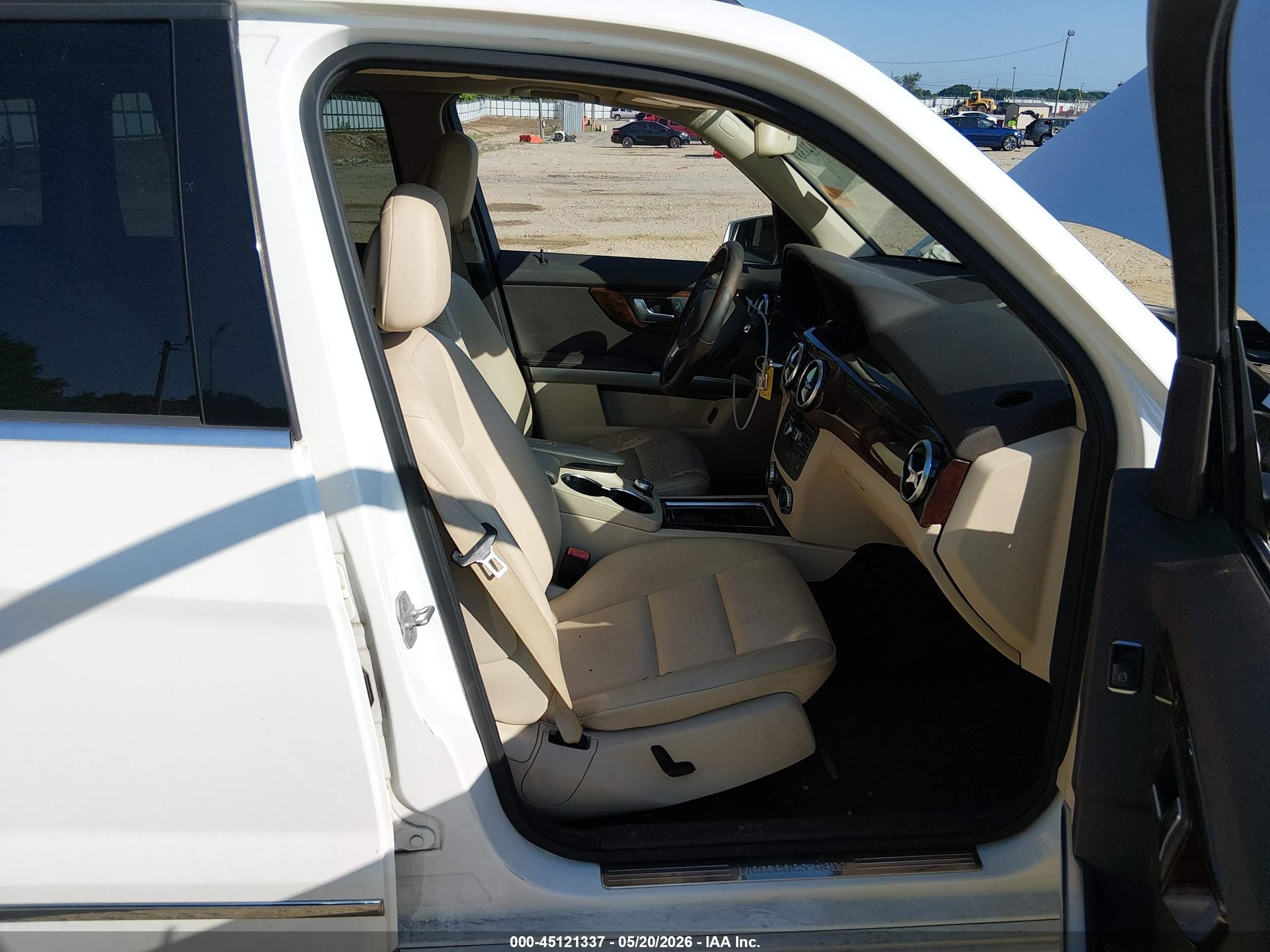 2014 Mercedes-benz Glk 350   White vin: WDCGG5HB0EG315497