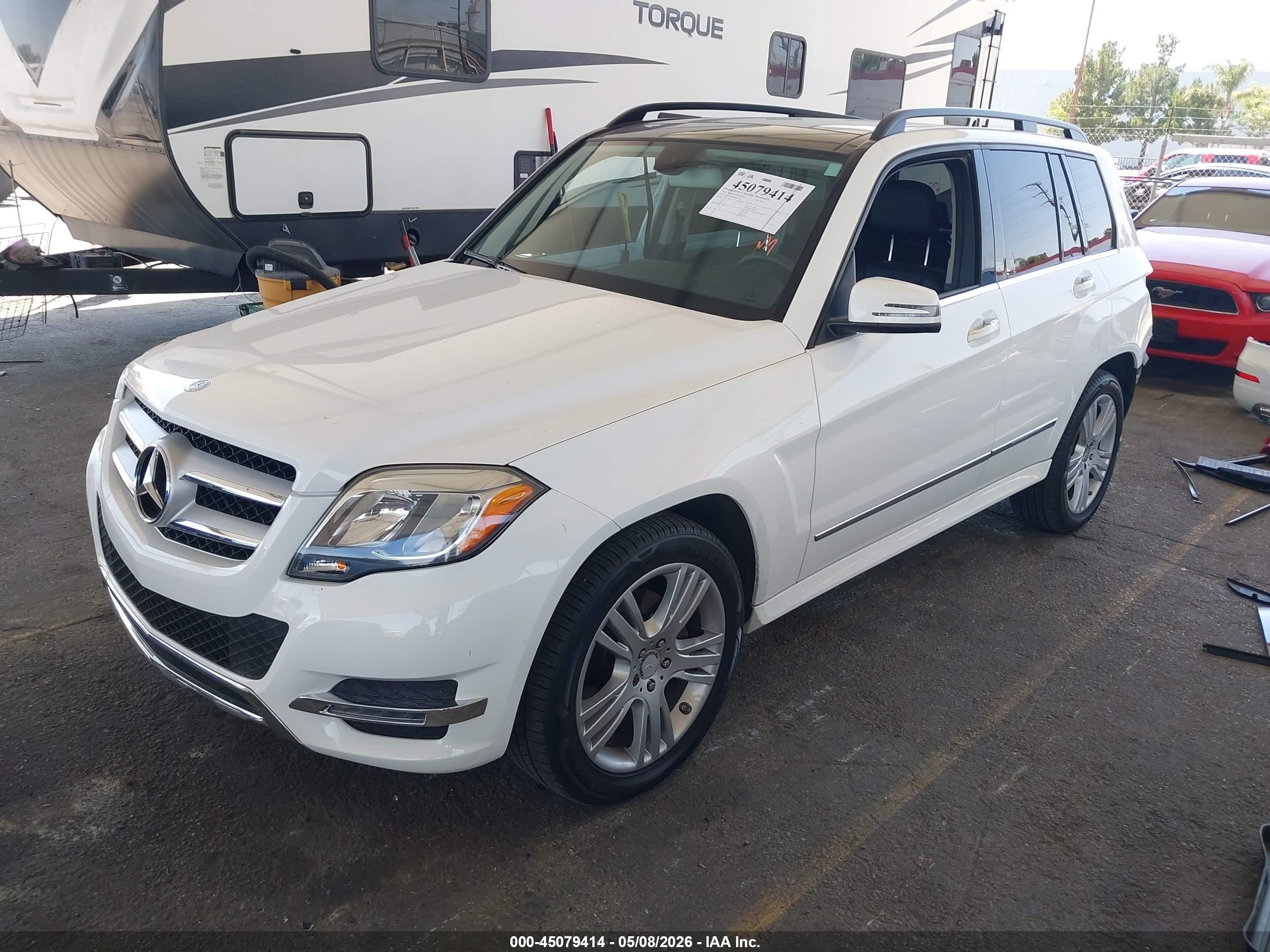 2015 Mercedes-benz Glk 350   White vin: WDCGG5HB0FG413544