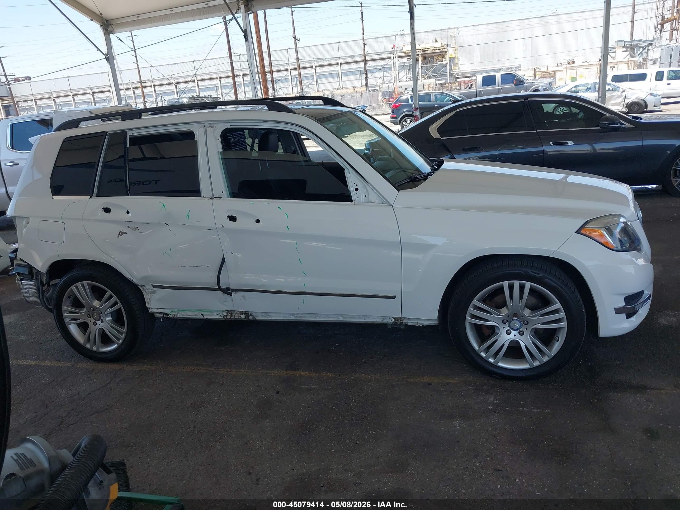 2015 Mercedes-benz Glk 350   White vin: WDCGG5HB0FG413544