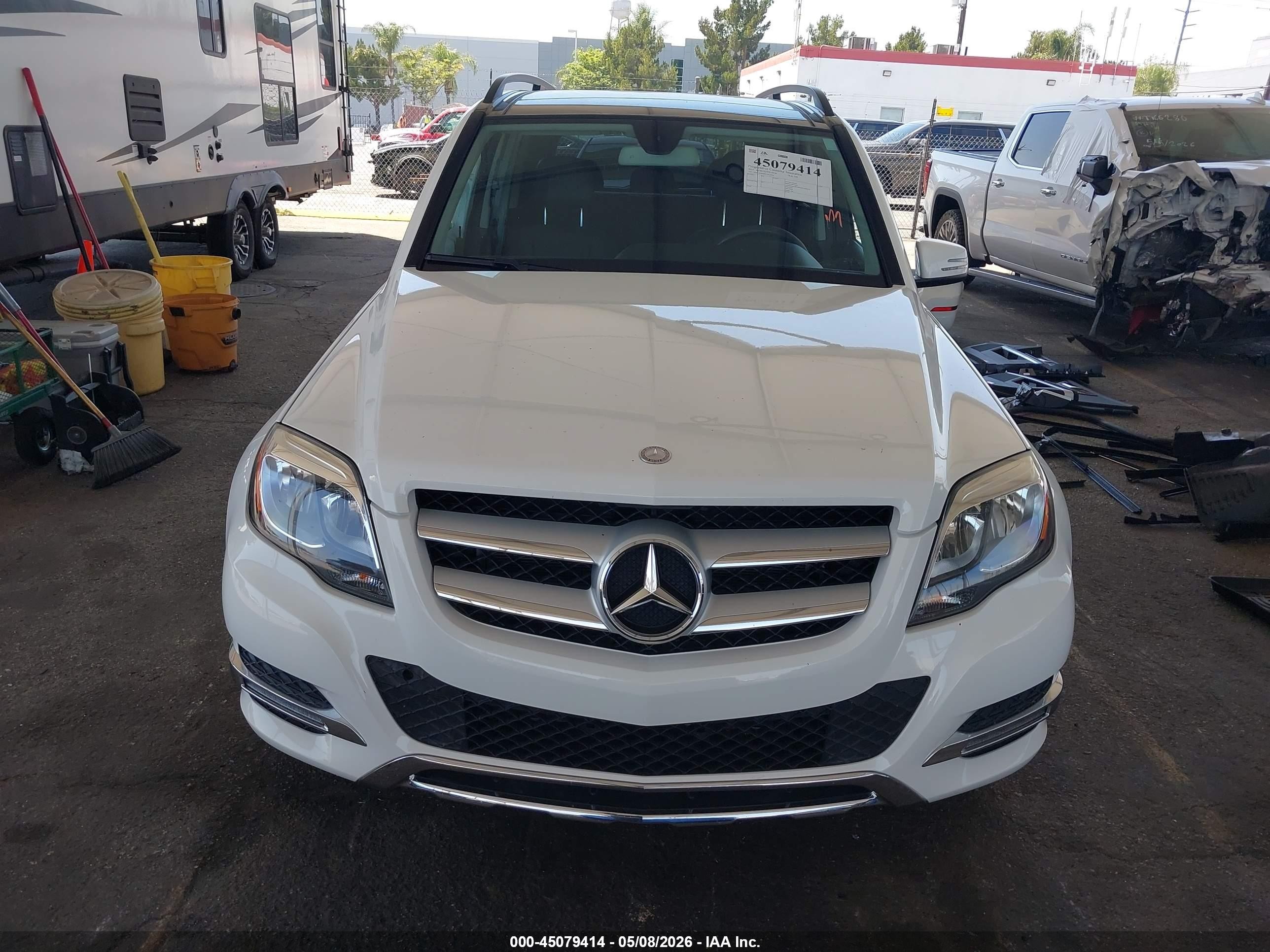 2015 Mercedes-benz Glk 350   White vin: WDCGG5HB0FG413544