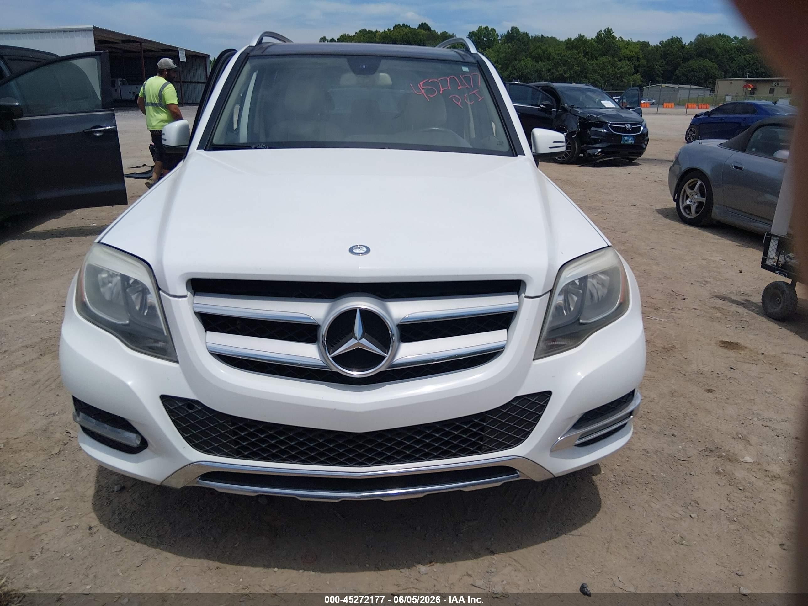 2013 Mercedes-benz Glk 350   White vin: WDCGG5HB1DG018740