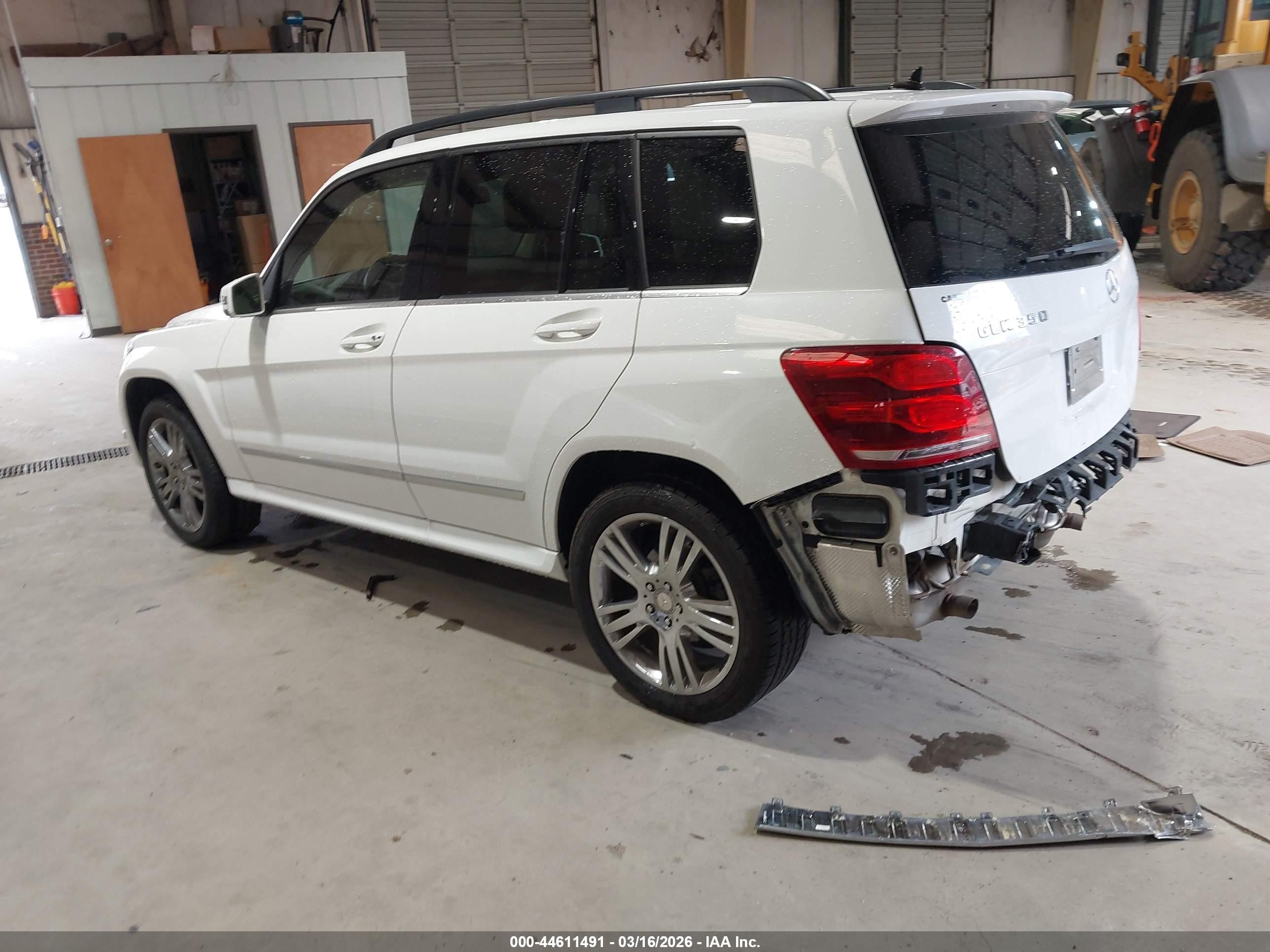 2015 Mercedes-benz Glk 350   White vin: WDCGG5HB1FG343973