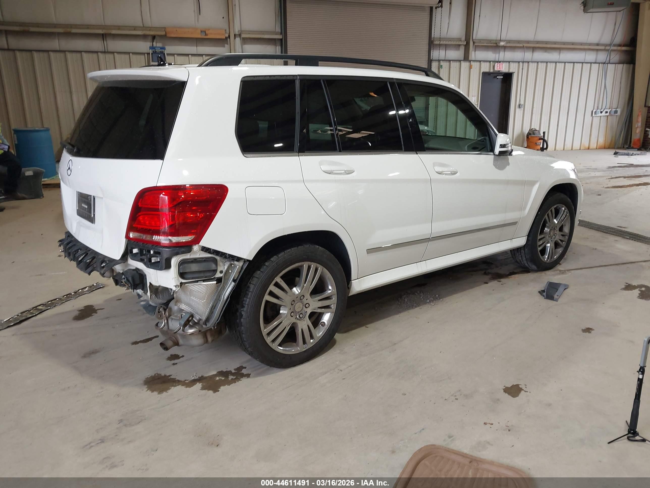 2015 Mercedes-benz Glk 350   White vin: WDCGG5HB1FG343973
