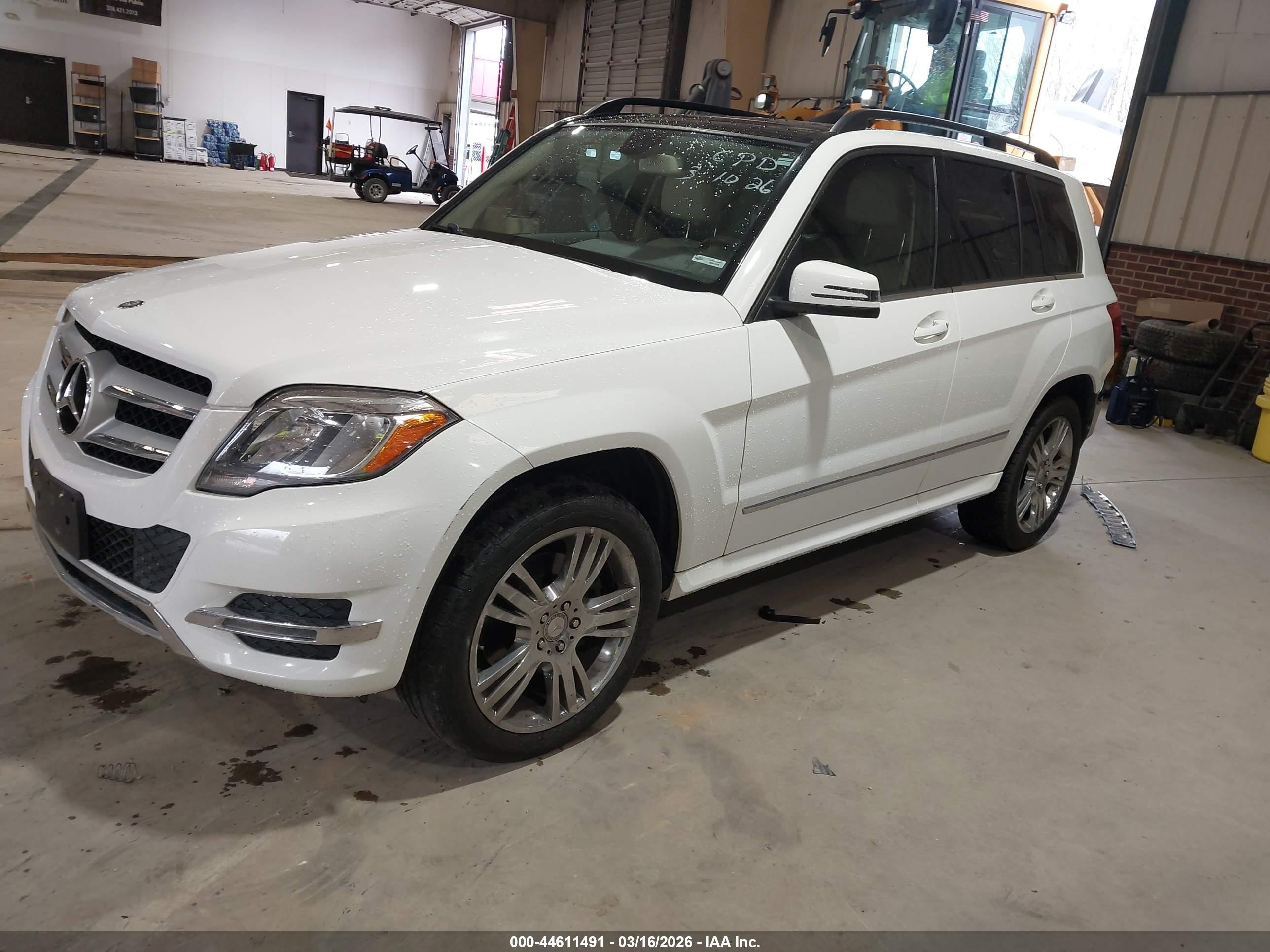 2015 Mercedes-benz Glk 350   White vin: WDCGG5HB1FG343973