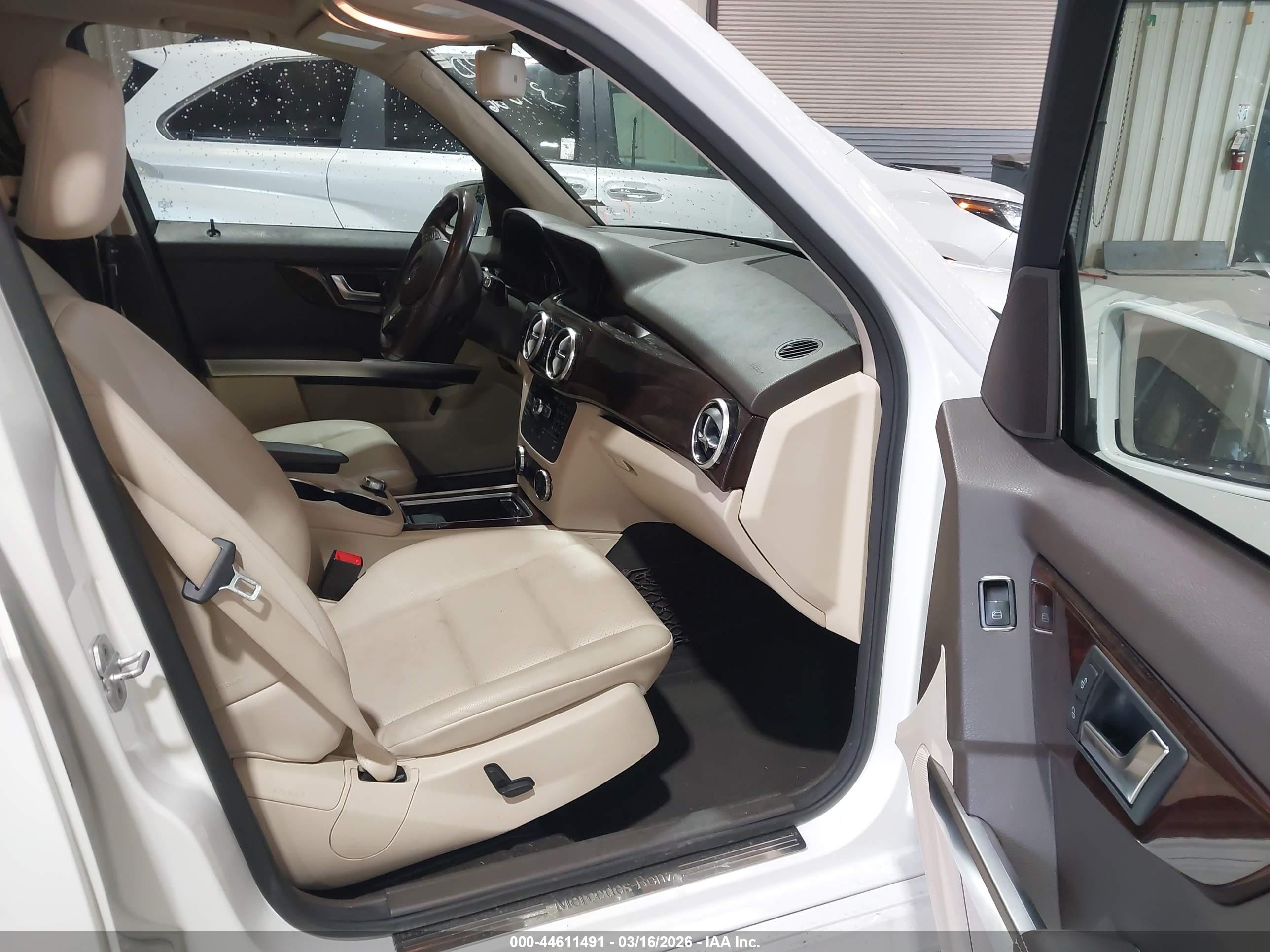 2015 Mercedes-benz Glk 350   White vin: WDCGG5HB1FG343973