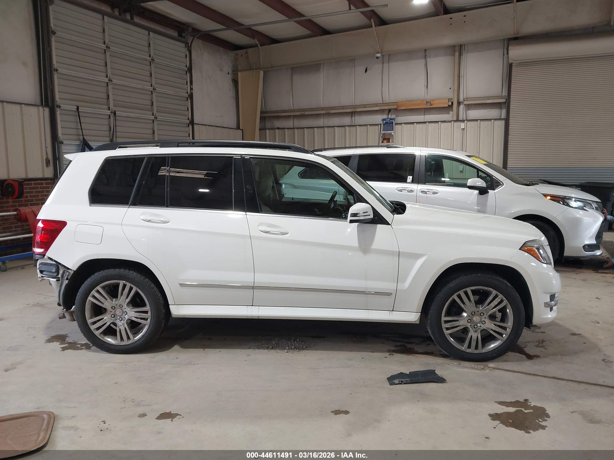 2015 Mercedes-benz Glk 350   White vin: WDCGG5HB1FG343973