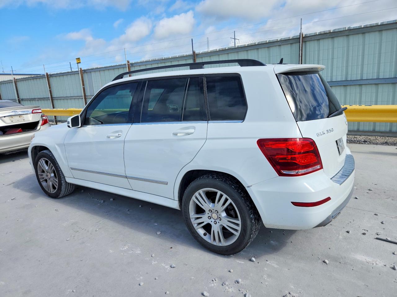 2015 Mercedes-benz Glk 350 White vin: WDCGG5HB1FG347747