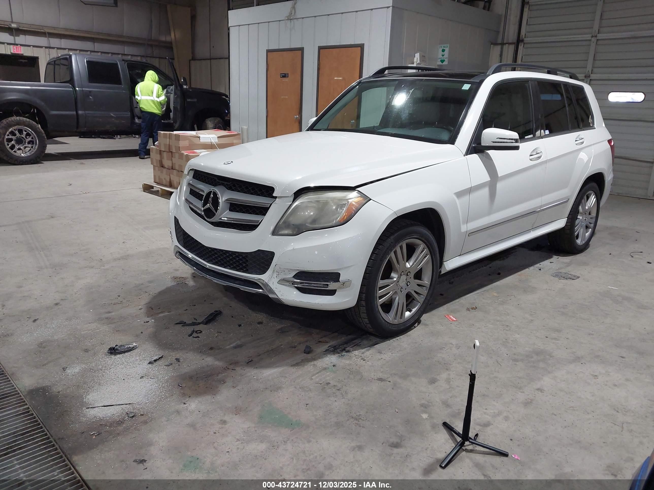2013 Mercedes-benz Glk 350   White vin: WDCGG5HB2DG102341