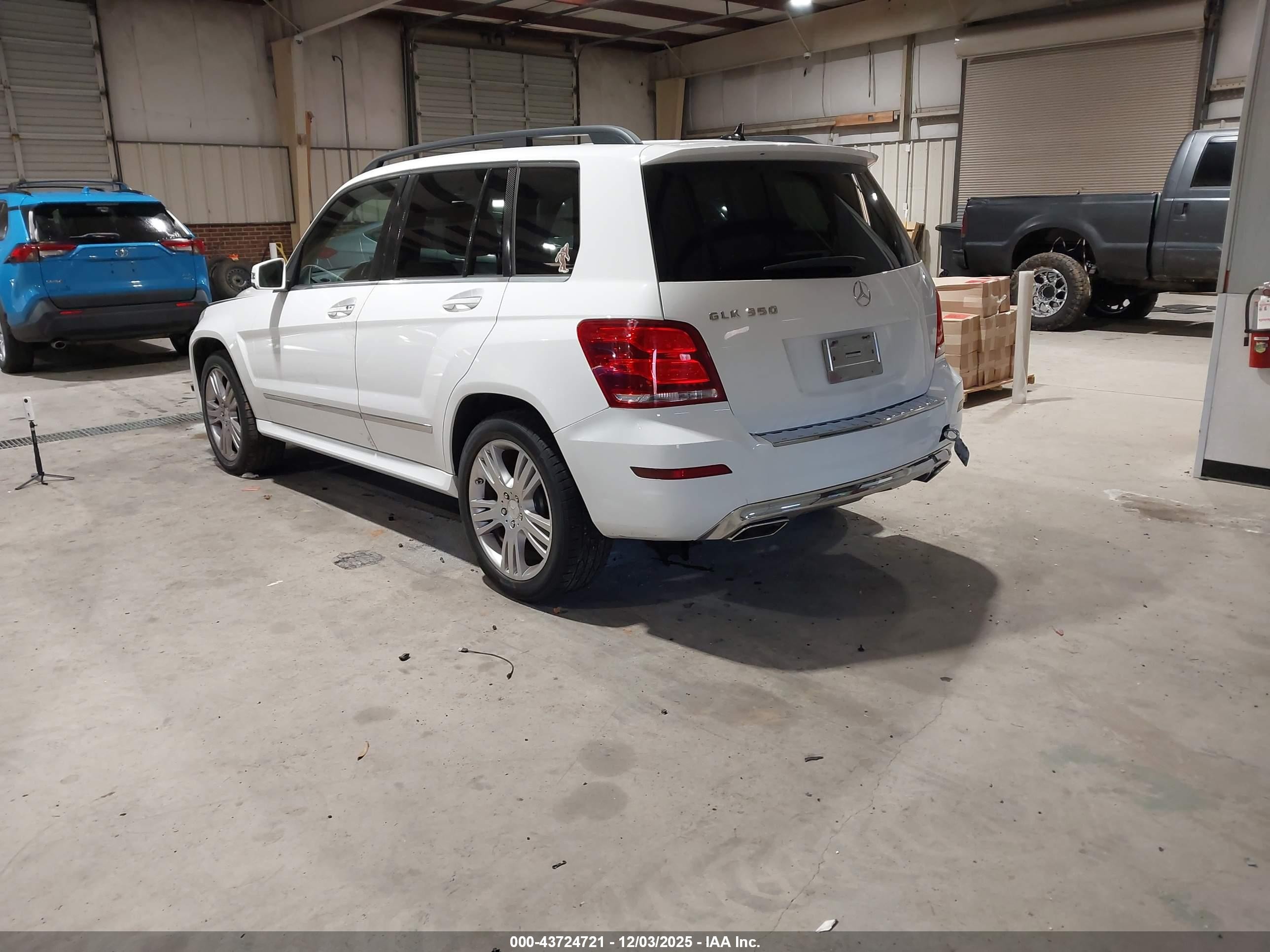 2013 Mercedes-benz Glk 350   White vin: WDCGG5HB2DG102341