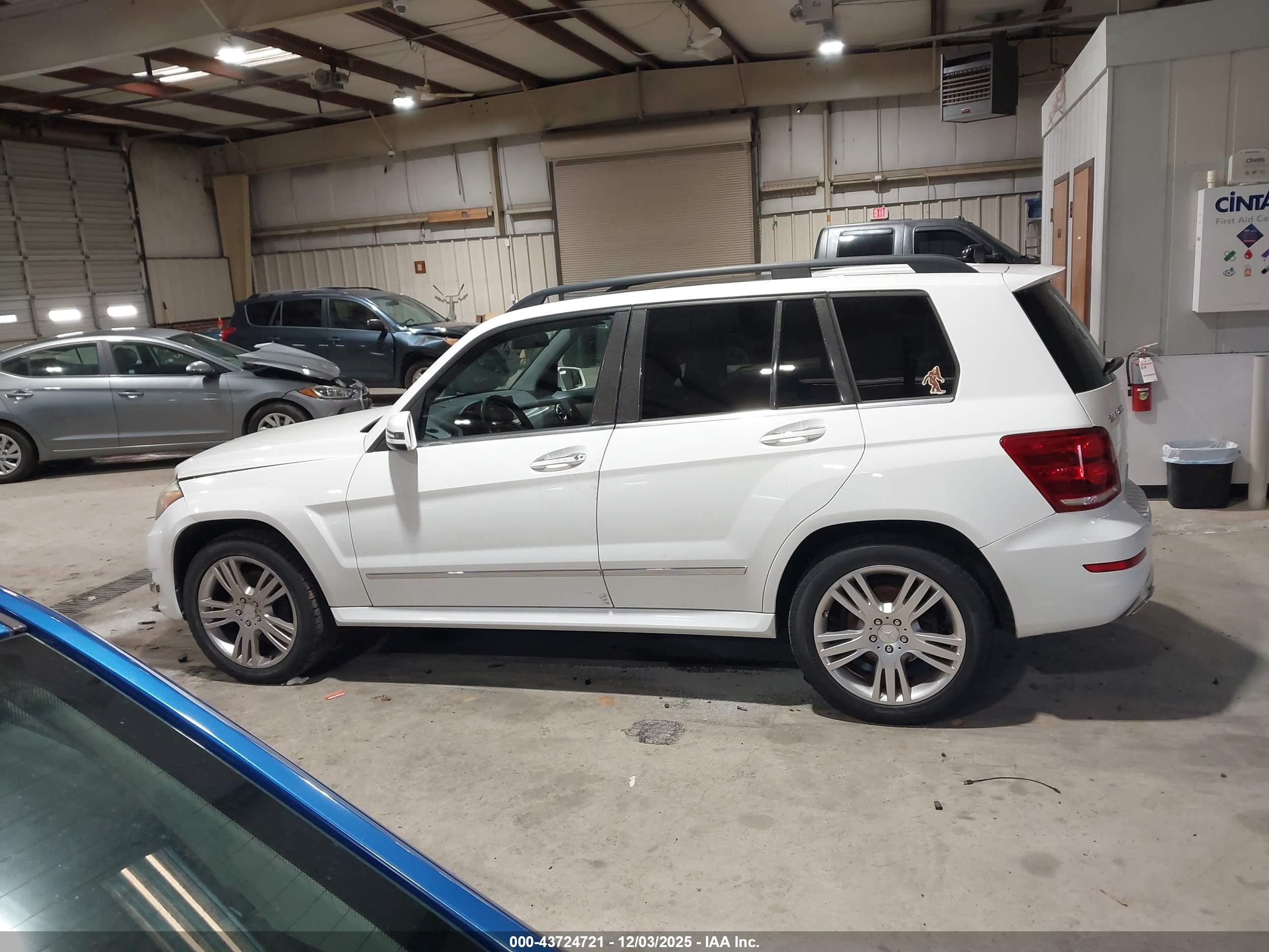 2013 Mercedes-benz Glk 350   White vin: WDCGG5HB2DG102341