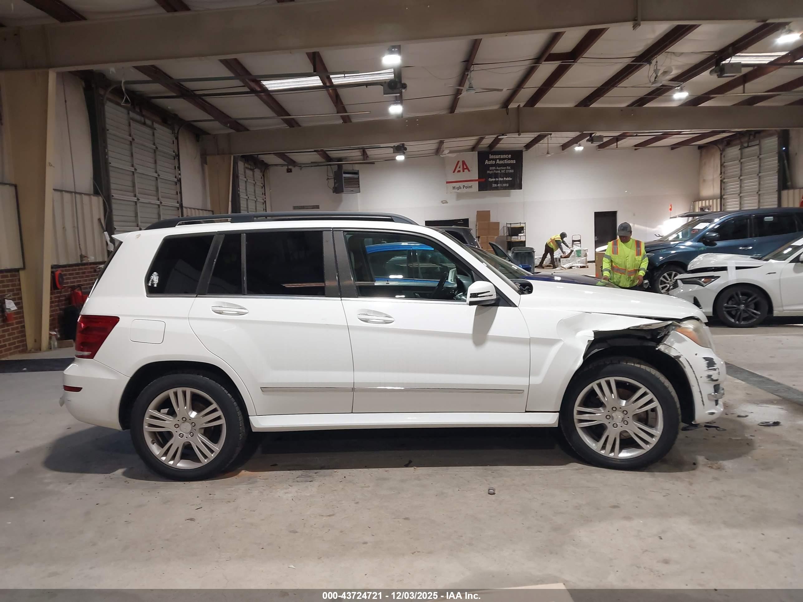 2013 Mercedes-benz Glk 350   White vin: WDCGG5HB2DG102341