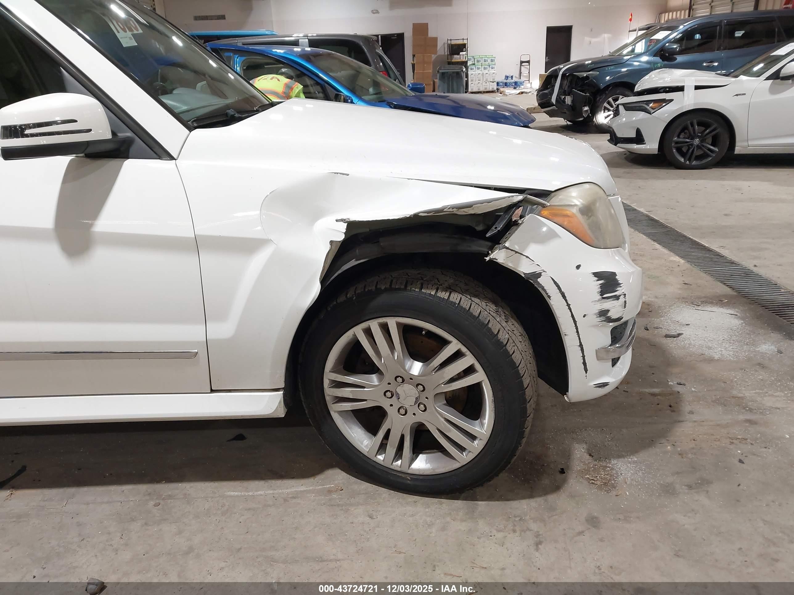 2013 Mercedes-benz Glk 350   White vin: WDCGG5HB2DG102341