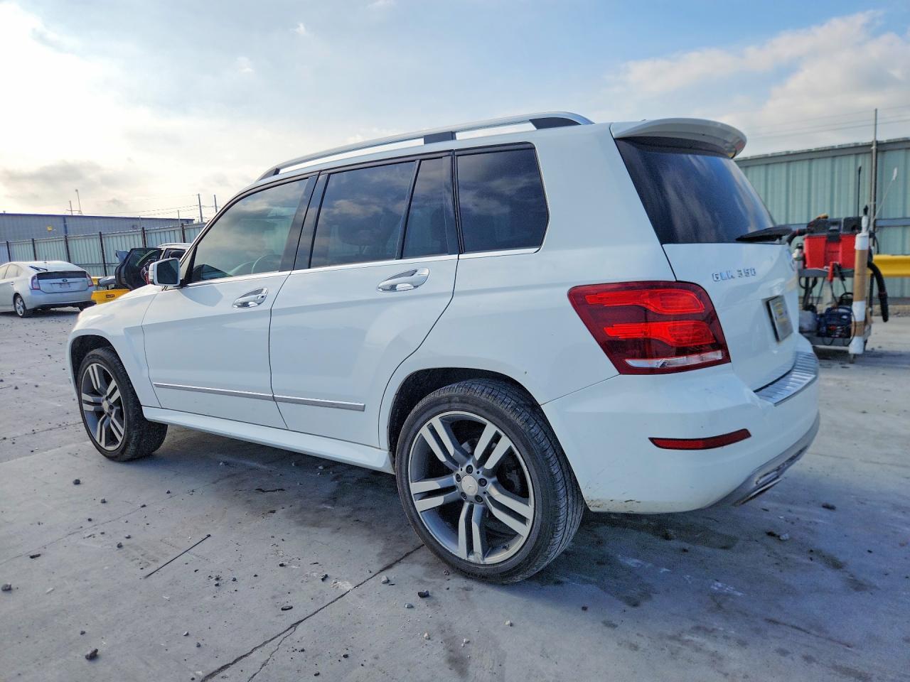 2014 Mercedes-benz Glk 350 White vin: WDCGG5HB2EG190812