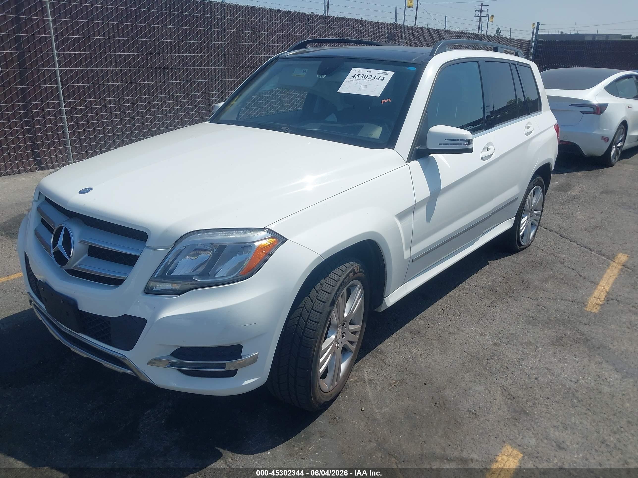 2014 Mercedes-benz Glk 350   White vin: WDCGG5HB2EG289369