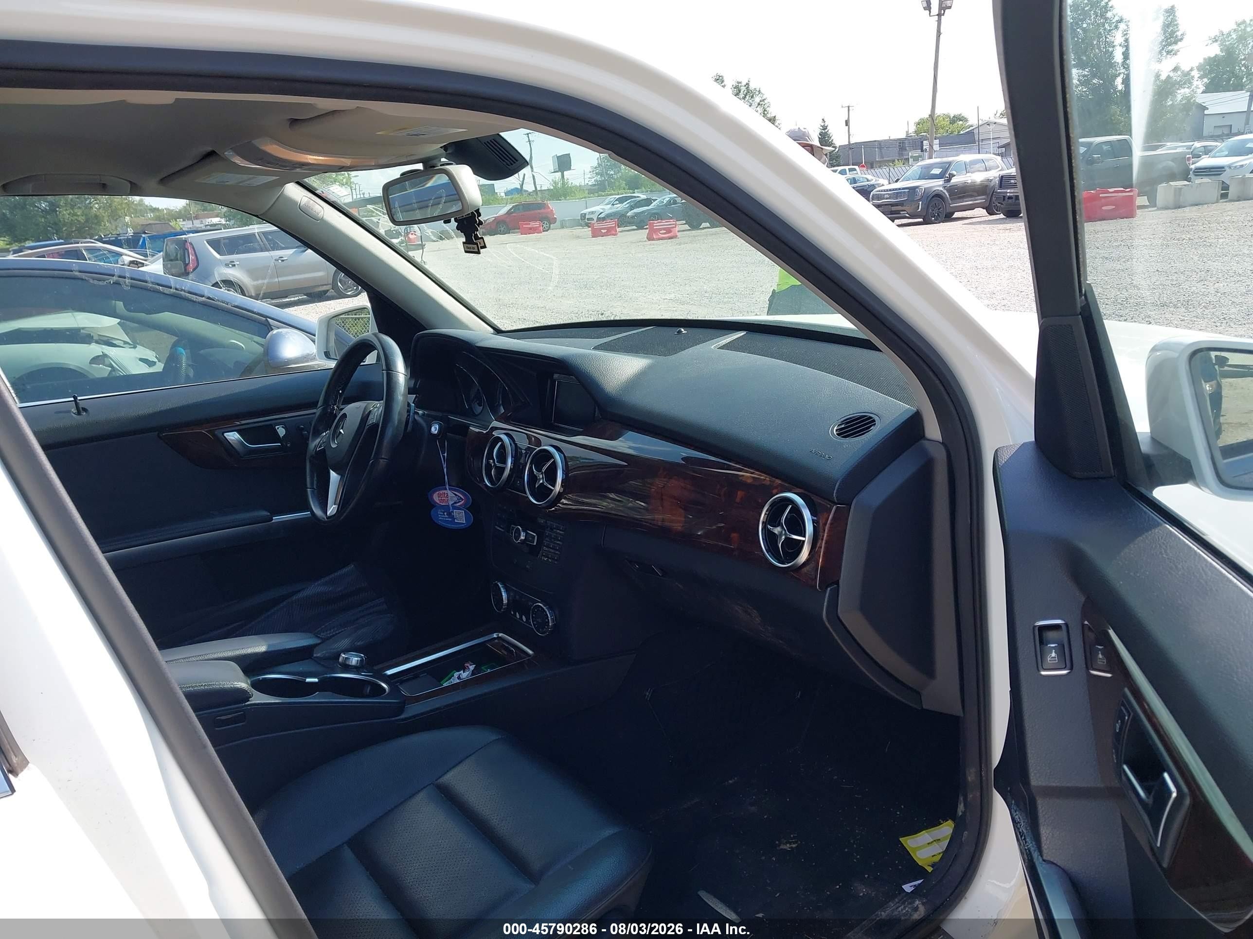 2014 Mercedes-benz Glk 350   White vin: WDCGG5HB3EG274136