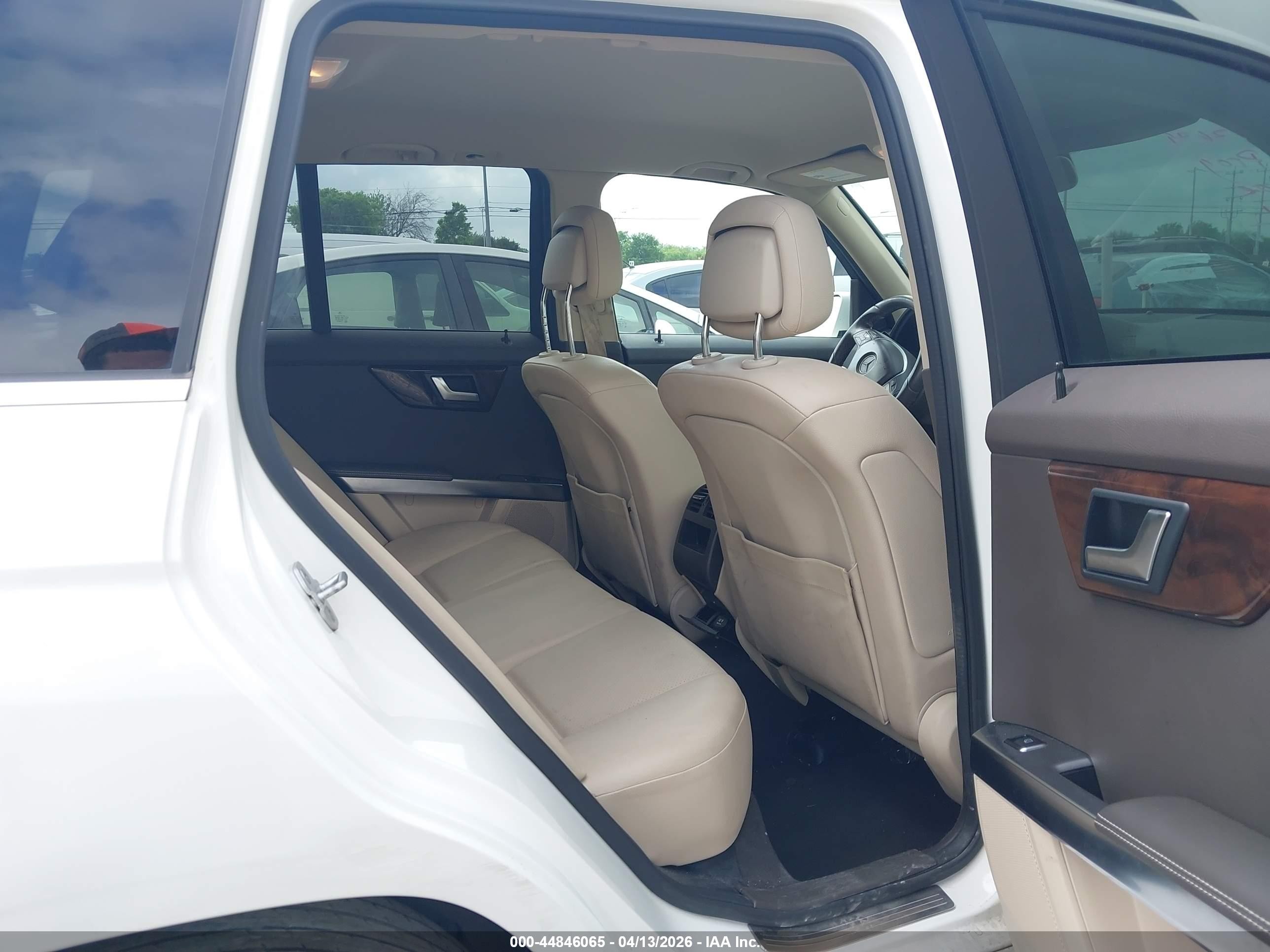 2013 Mercedes-benz Glk 350   White vin: WDCGG5HB7DG072821