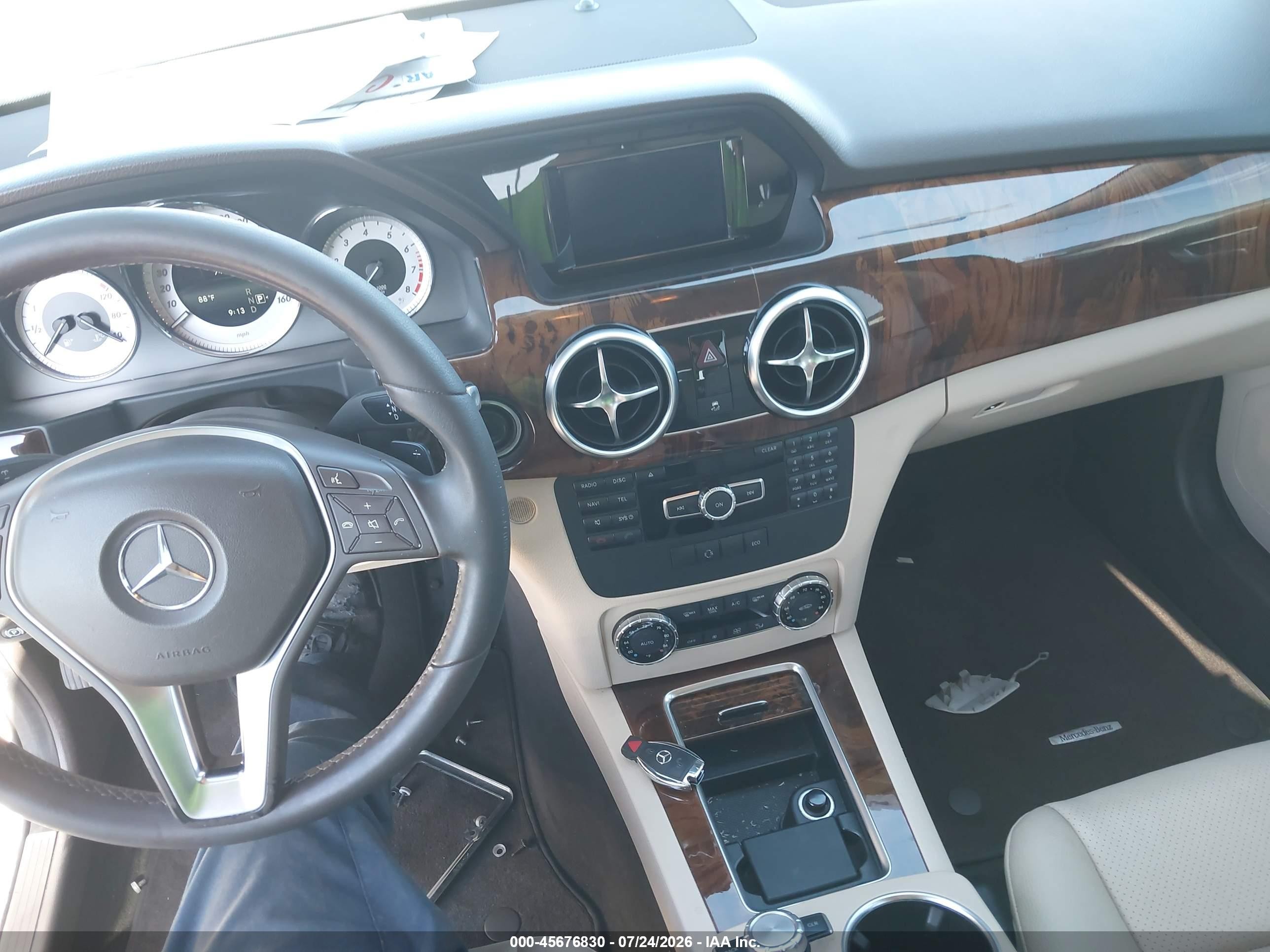 2015 Mercedes-benz Glk 350   White vin: WDCGG5HB8FG402971