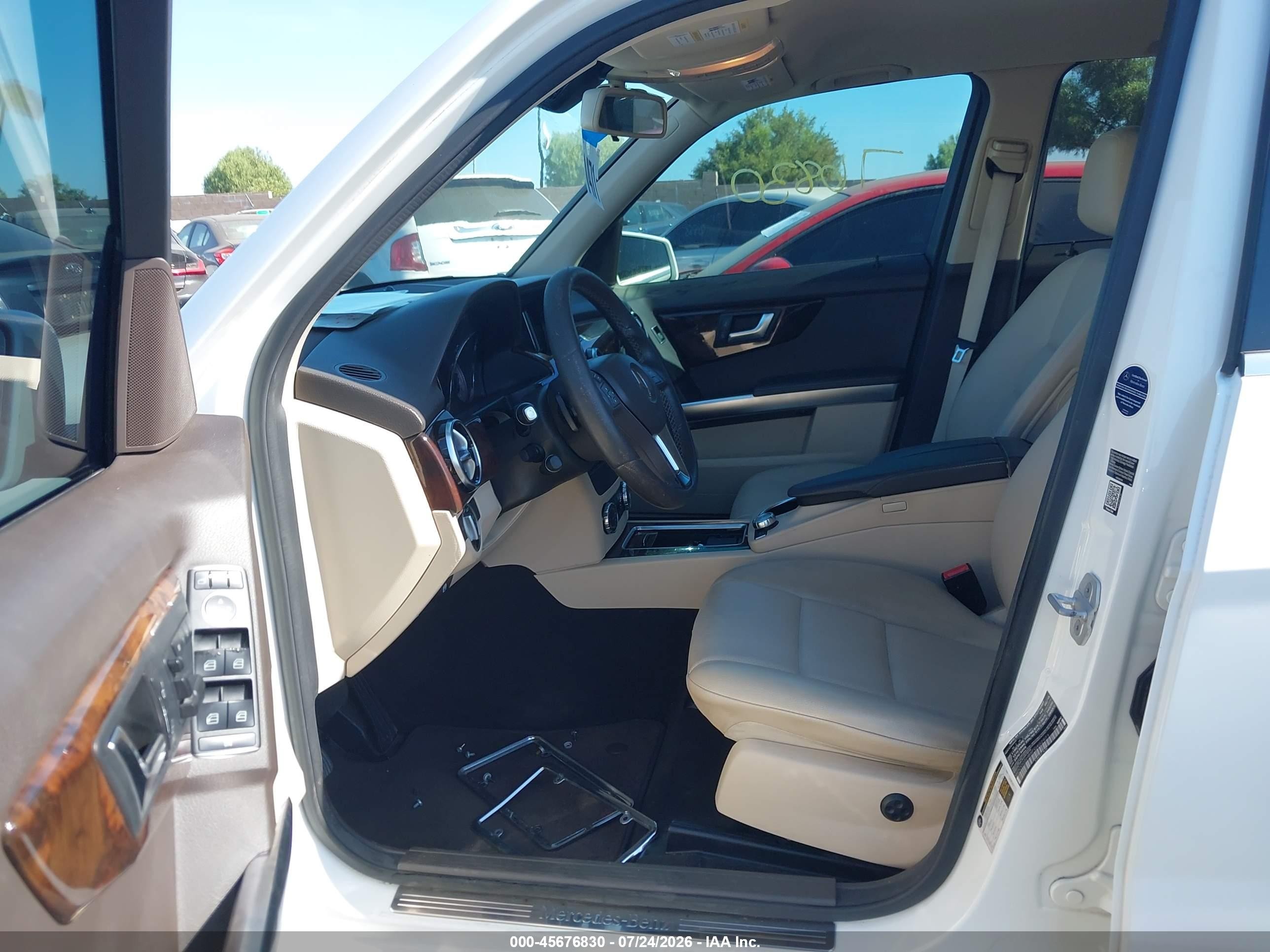 2015 Mercedes-benz Glk 350   White vin: WDCGG5HB8FG402971