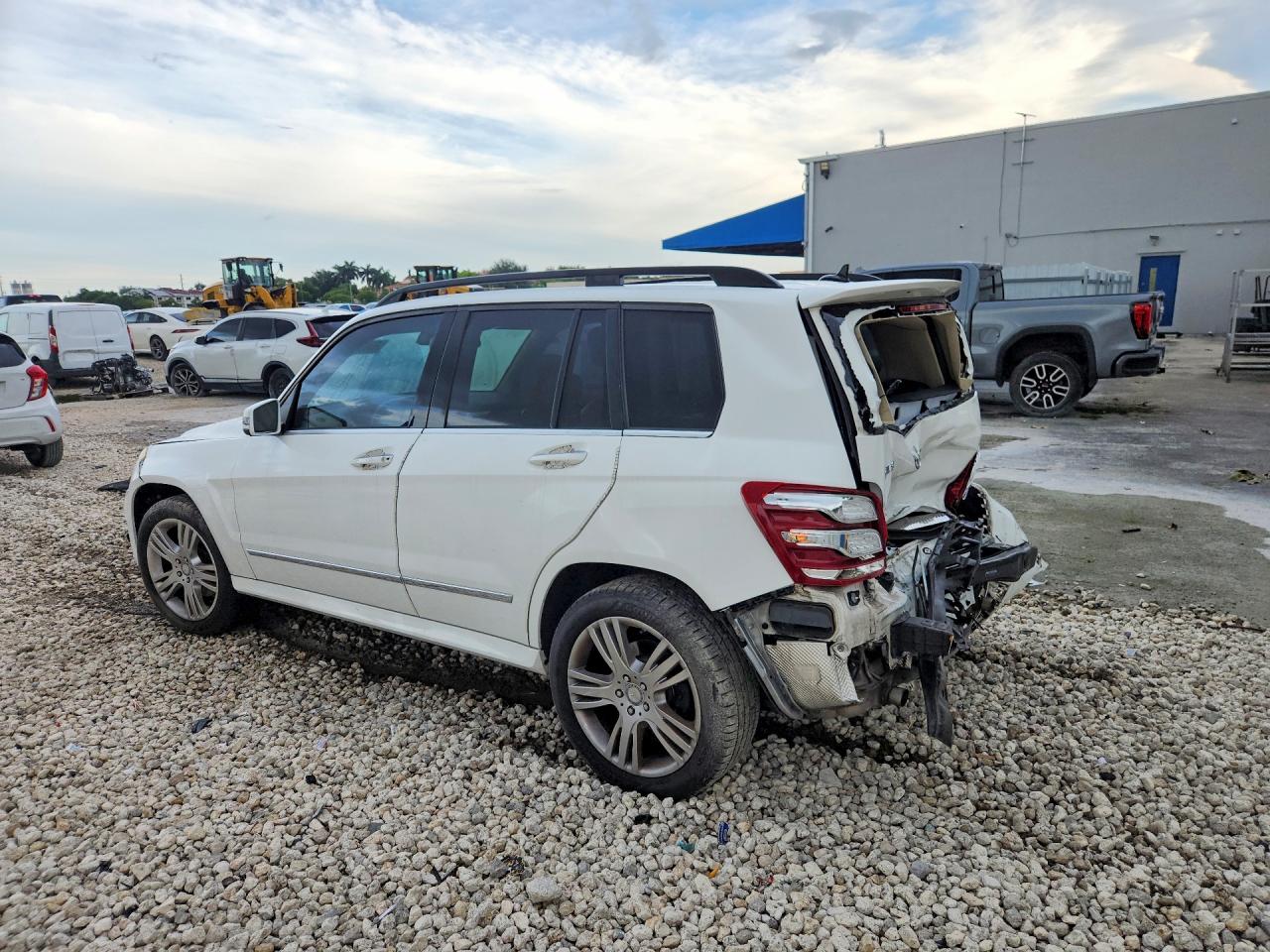 2015 Mercedes-benz Glk 350 White vin: WDCGG5HB8FG439339