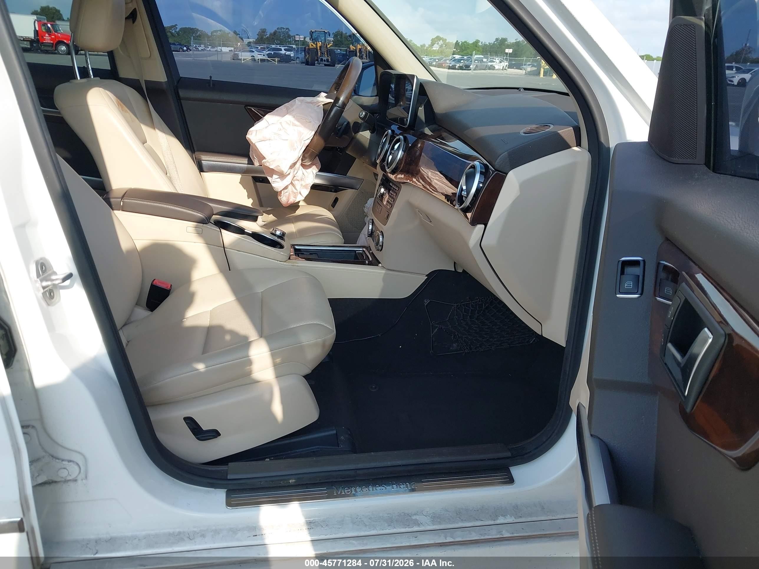 2015 Mercedes-benz Glk 350   White vin: WDCGG5HB9FG439494