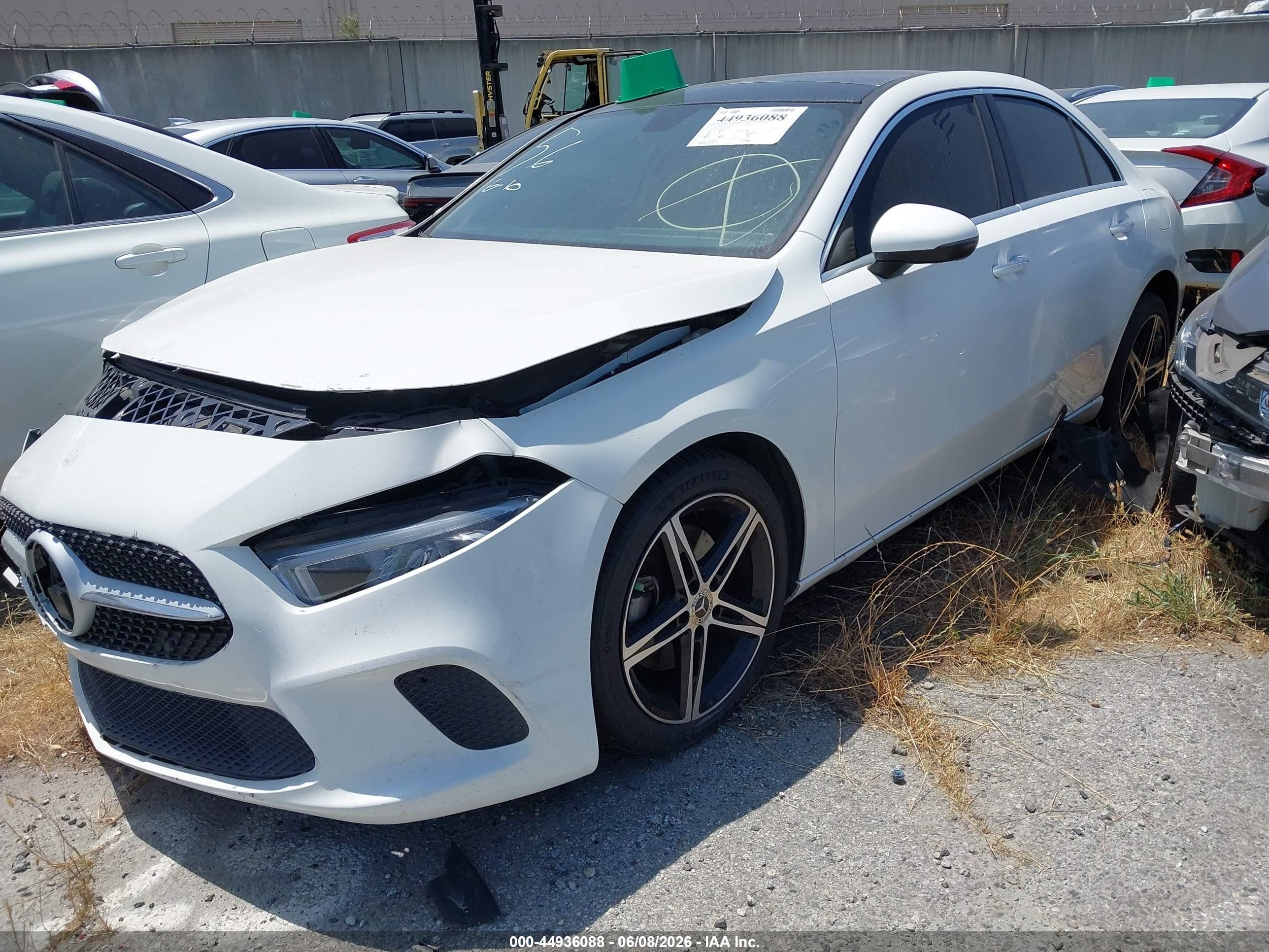 2019 Mercedes-benz A 220   Белый vin: WDD3G4EB8KW011800