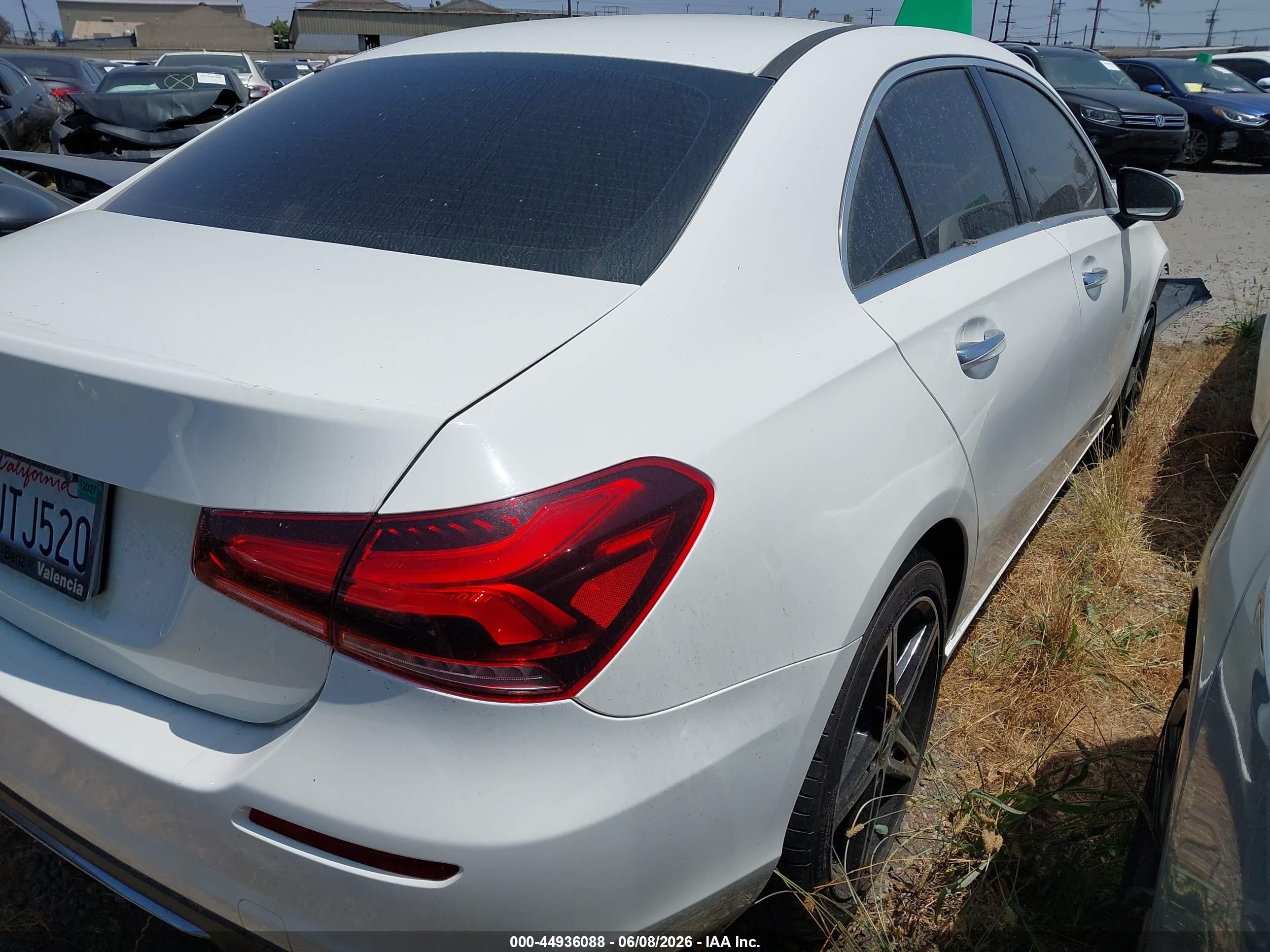 2019 Mercedes-benz A 220   Белый vin: WDD3G4EB8KW011800
