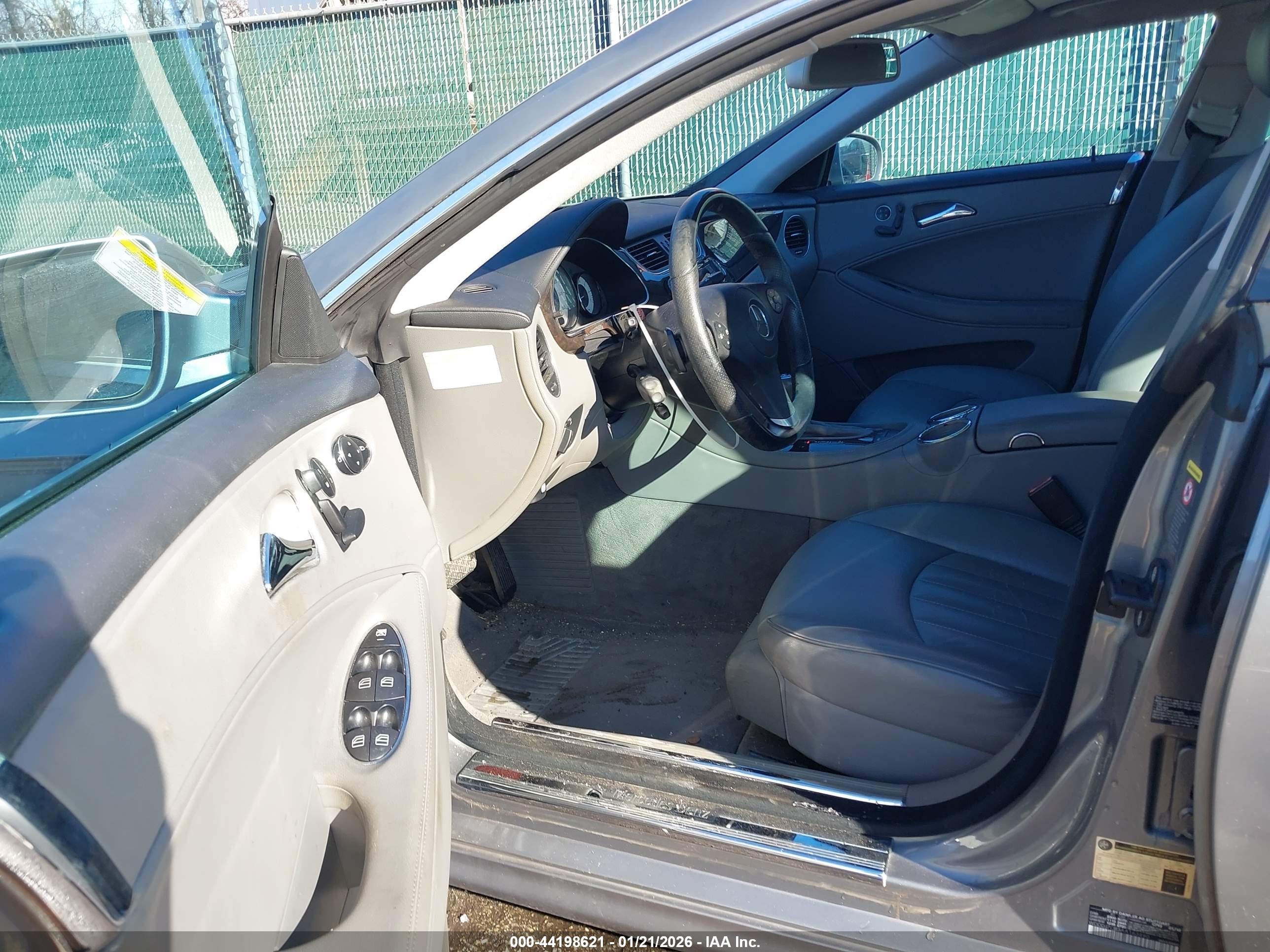 2010 Mercedes-benz Cls 550   Silver vin: WDDDJ7CB3AA163490