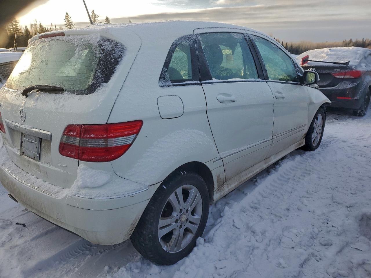 2011 Mercedes-benz B200 White vin: WDDFH3DB1BJ626272
