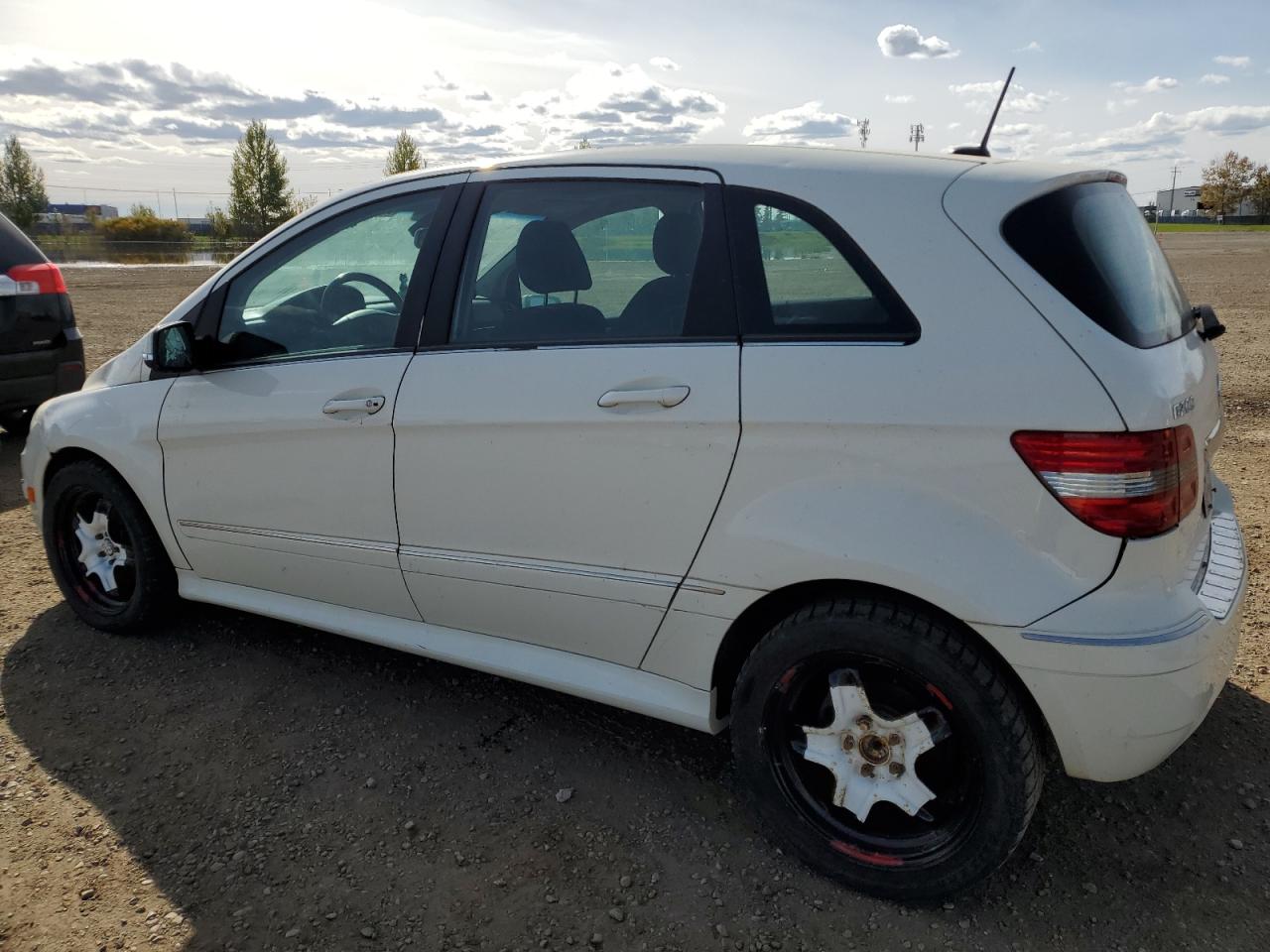 2011 Mercedes-benz B200 White vin: WDDFH3DB6BJ679016