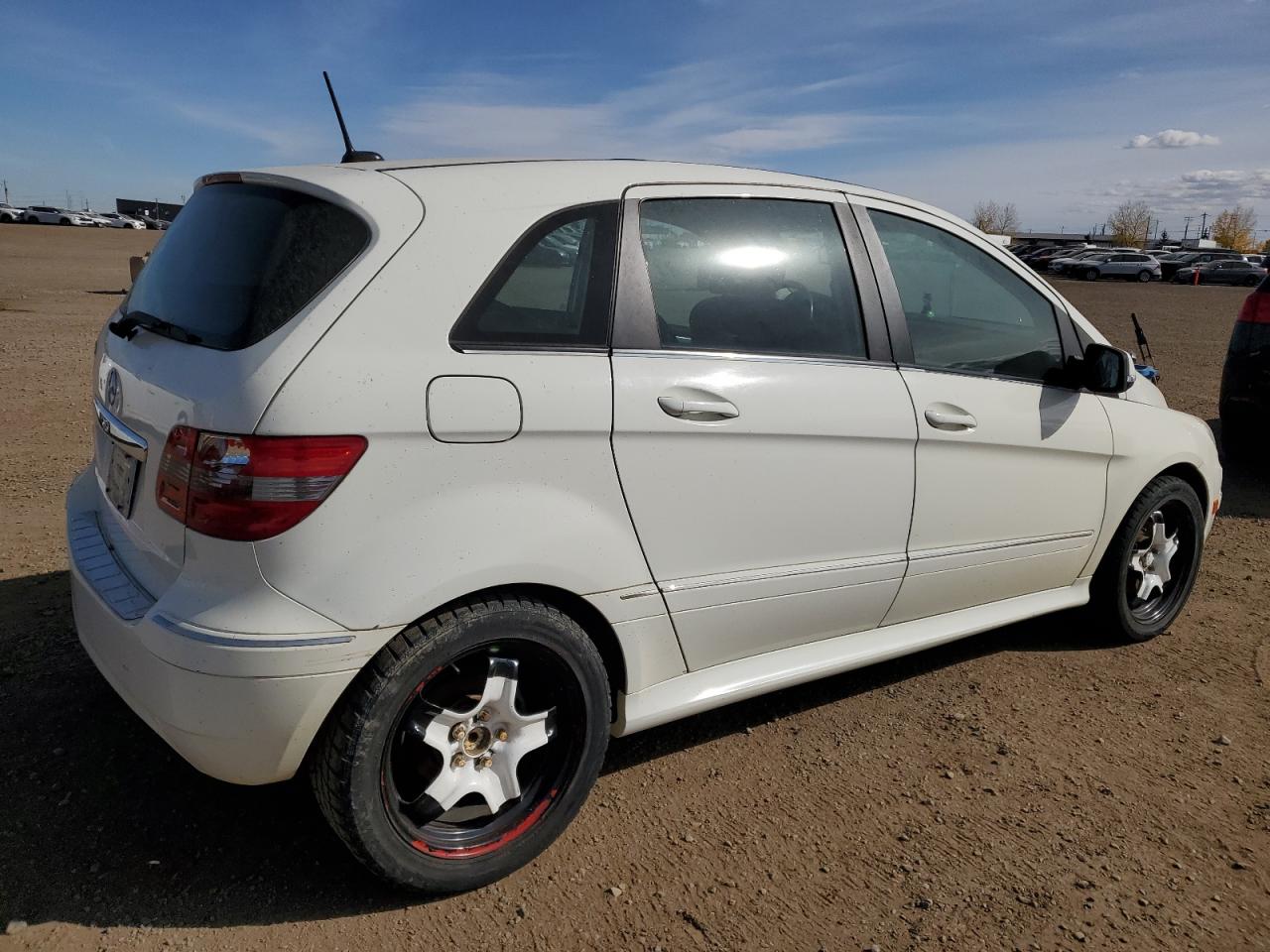 2011 Mercedes-benz B200 White vin: WDDFH3DB6BJ679016