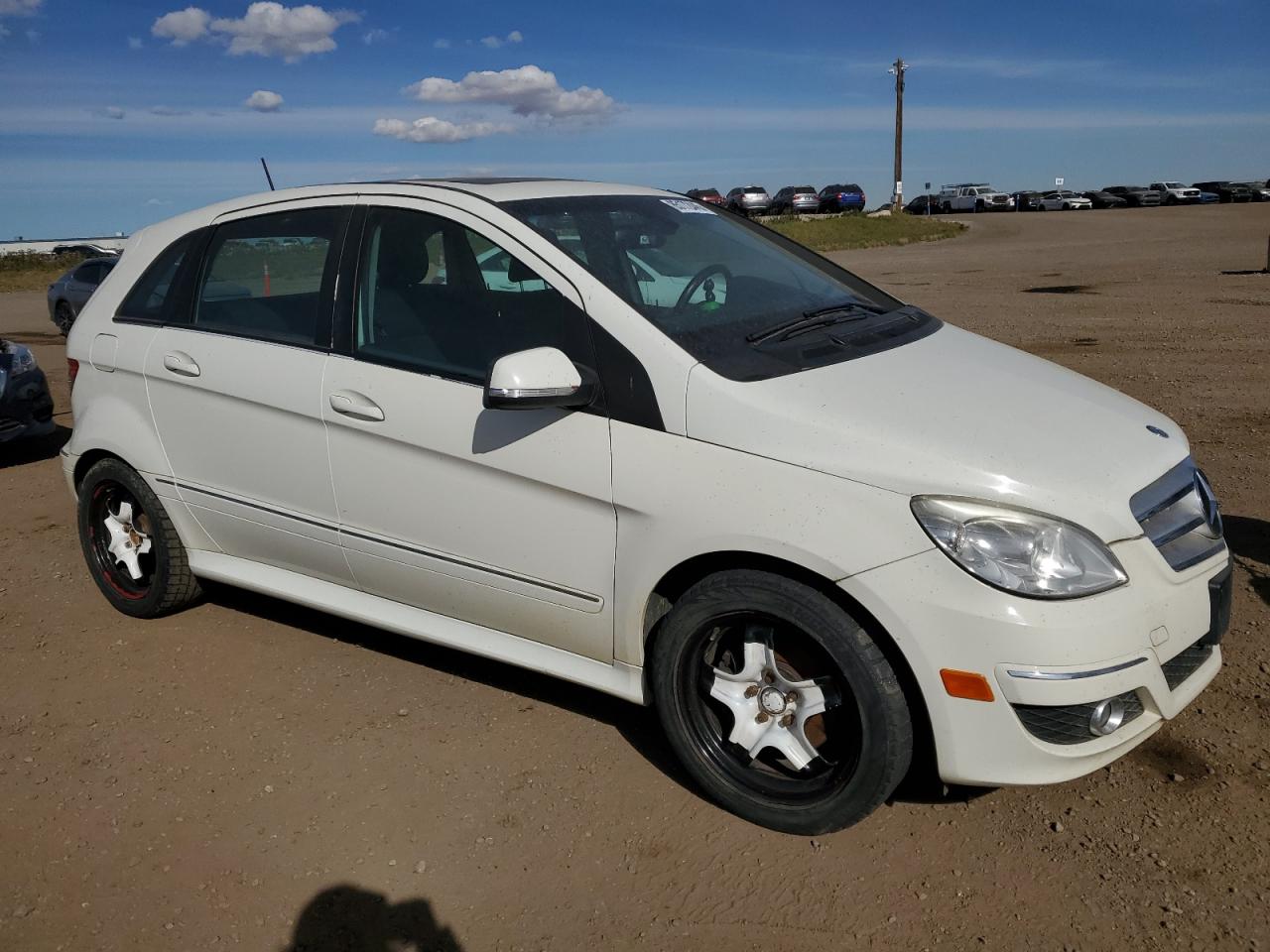 2011 Mercedes-benz B200 White vin: WDDFH3DB6BJ679016