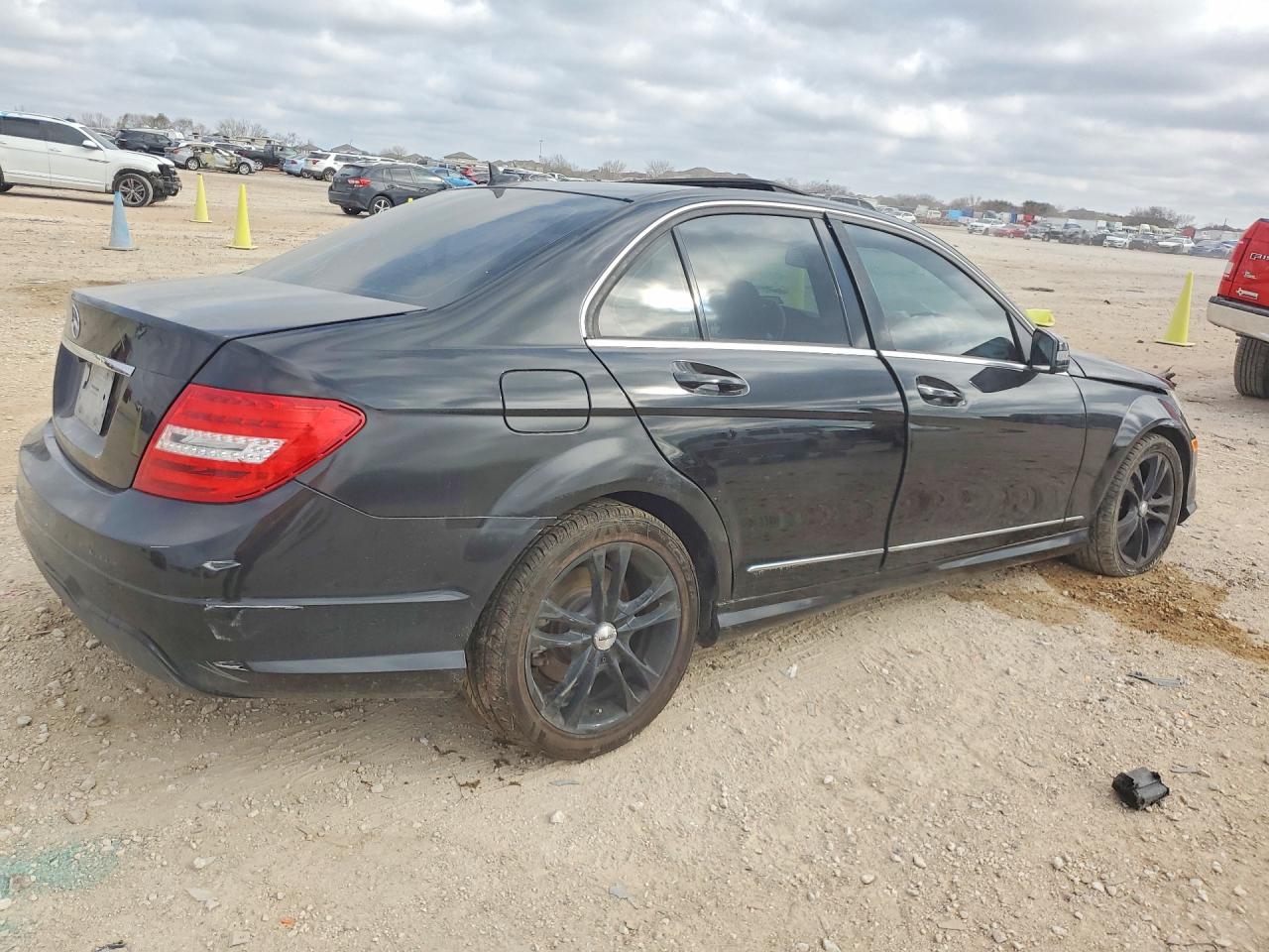 2013 Mercedes-benz C 250 Черный vin: WDDGF4HB0DA769968