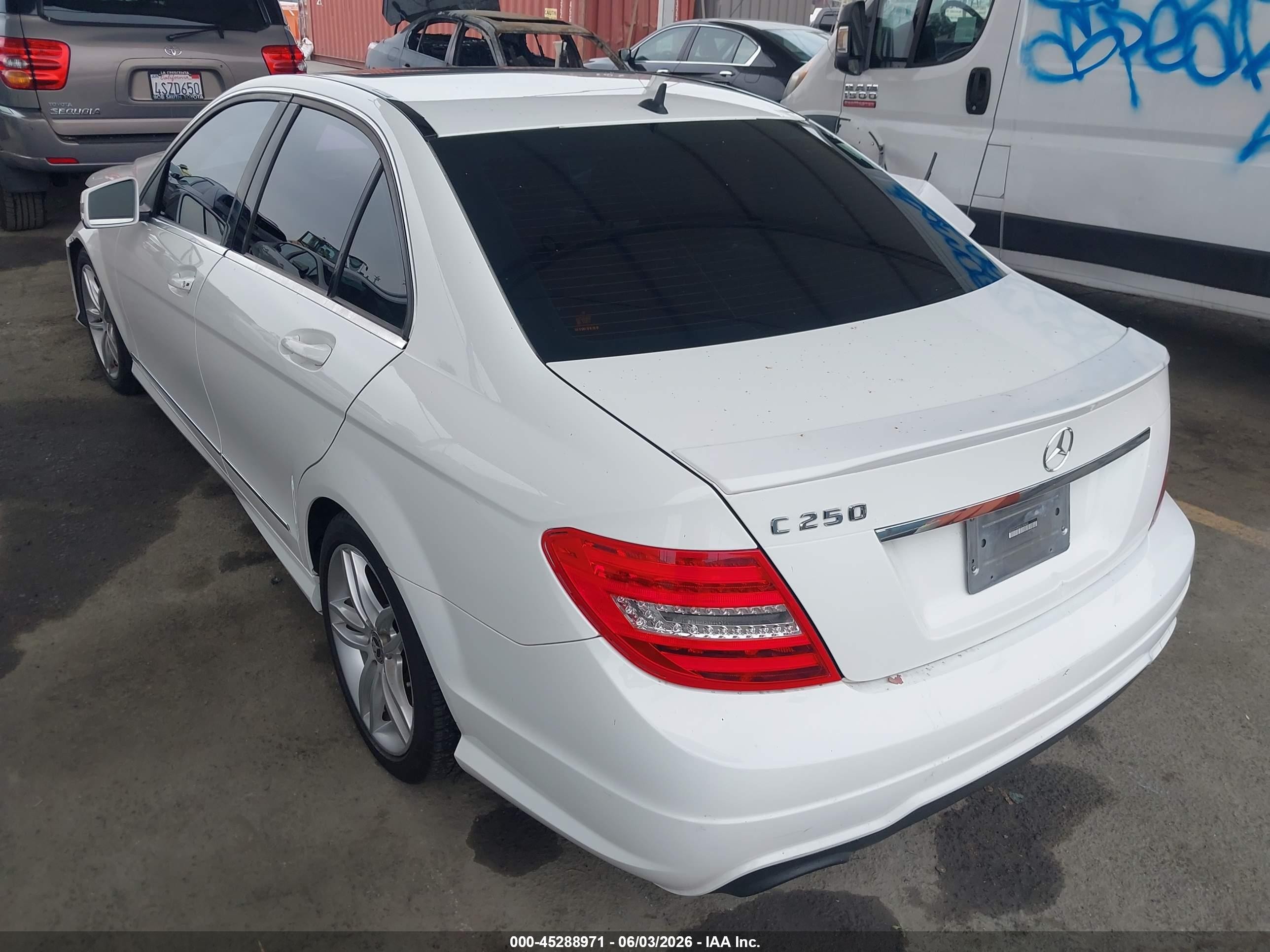 2013 Mercedes-benz C 250 Sport Белый vin: WDDGF4HB0DA780436
