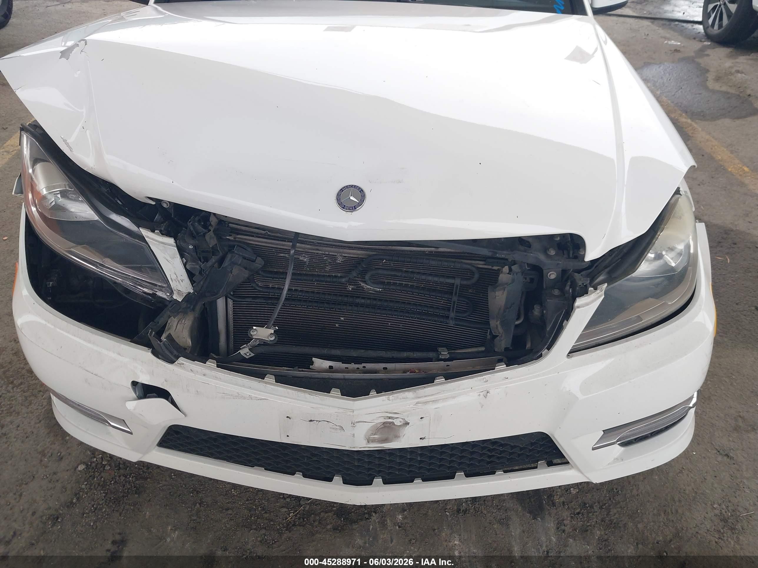 2013 Mercedes-benz C 250 Sport Белый vin: WDDGF4HB0DA780436