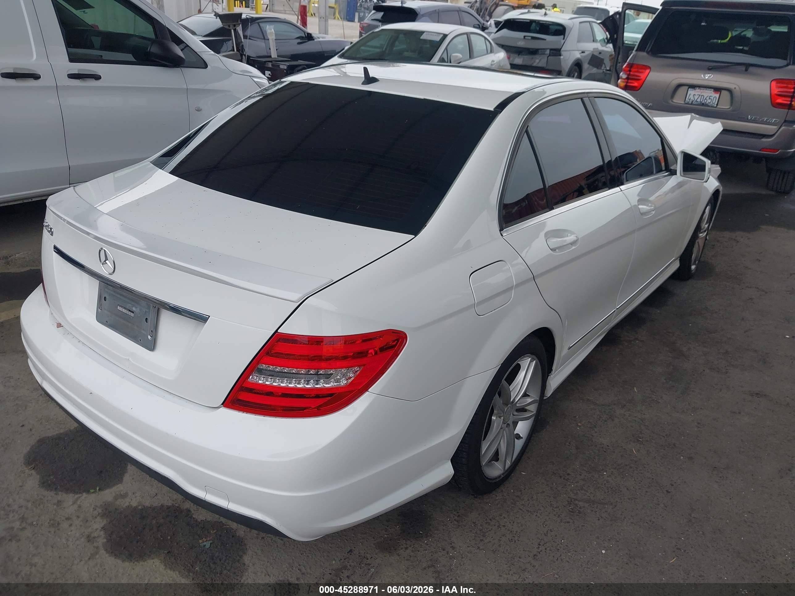 2013 Mercedes-benz C 250 Sport Белый vin: WDDGF4HB0DA780436