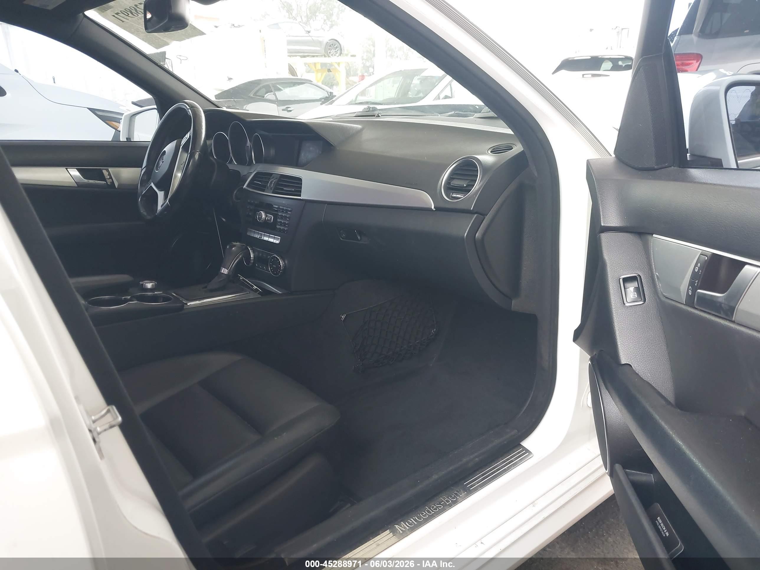2013 Mercedes-benz C 250 Sport Белый vin: WDDGF4HB0DA780436