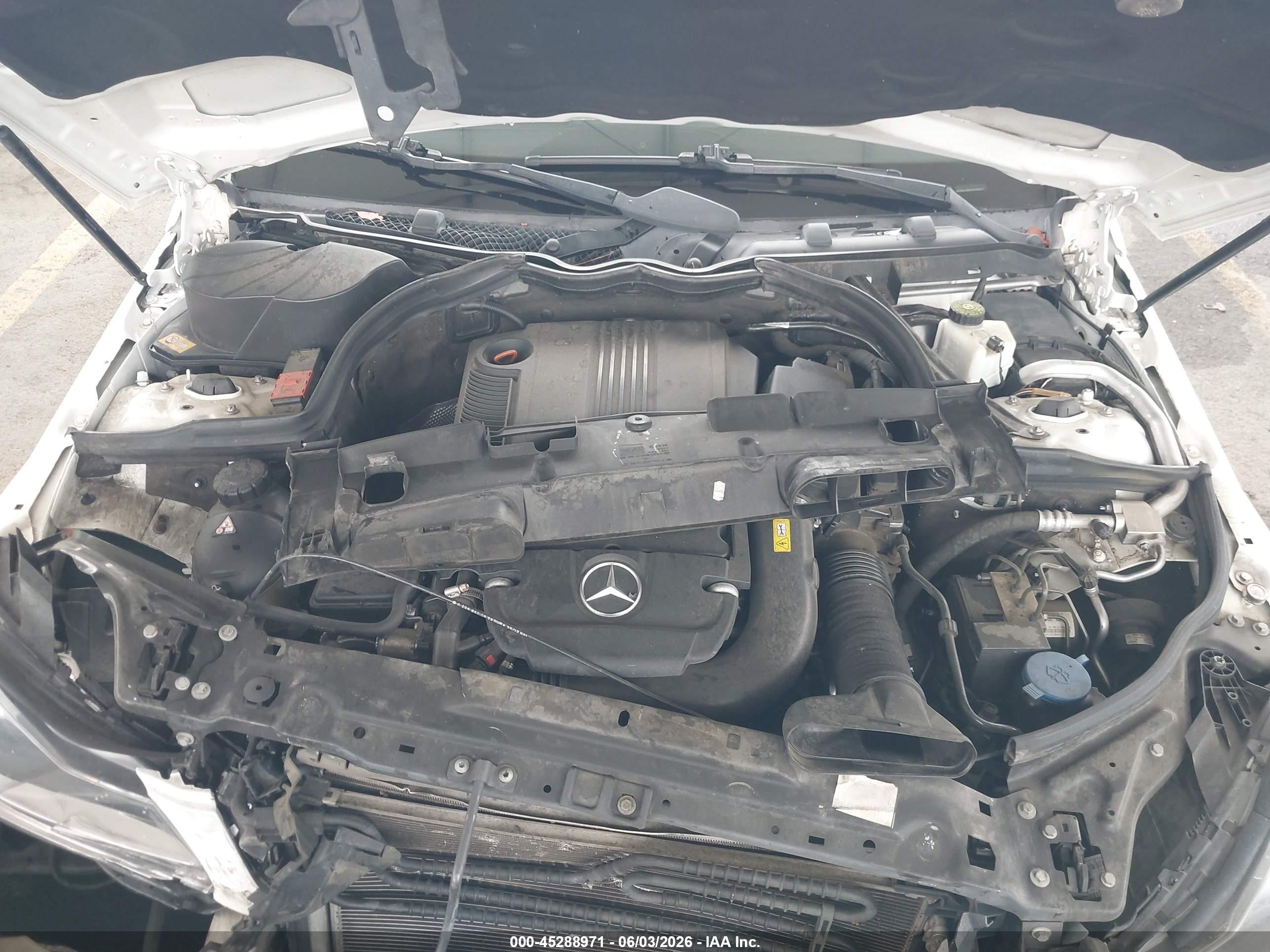 2013 Mercedes-benz C 250 Sport Белый vin: WDDGF4HB0DA780436