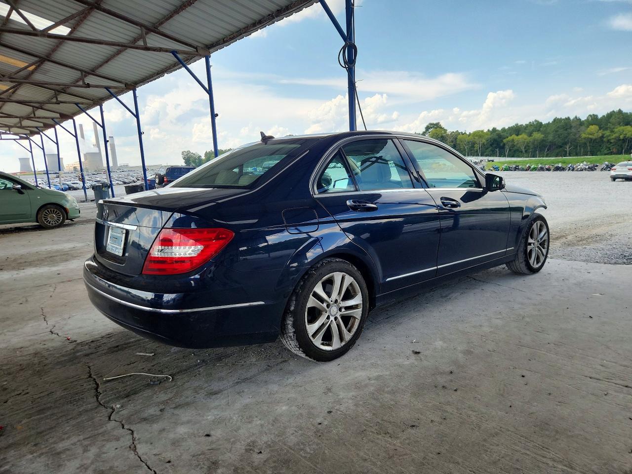 2013 Mercedes-benz C 250 Blue vin: WDDGF4HB0DA824161