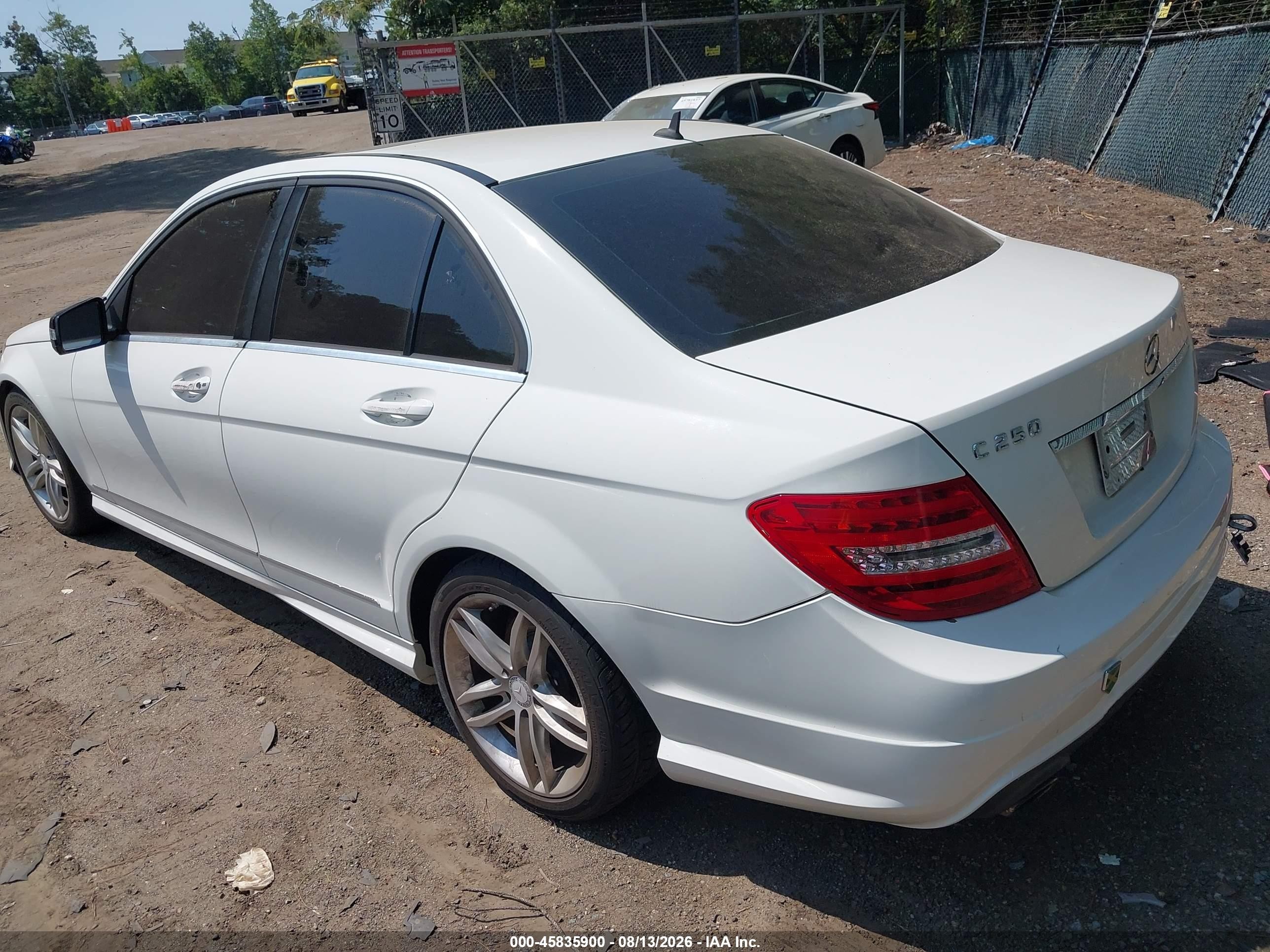 2013 Mercedes-benz C 250 Sport Белый vin: WDDGF4HB0DA858648