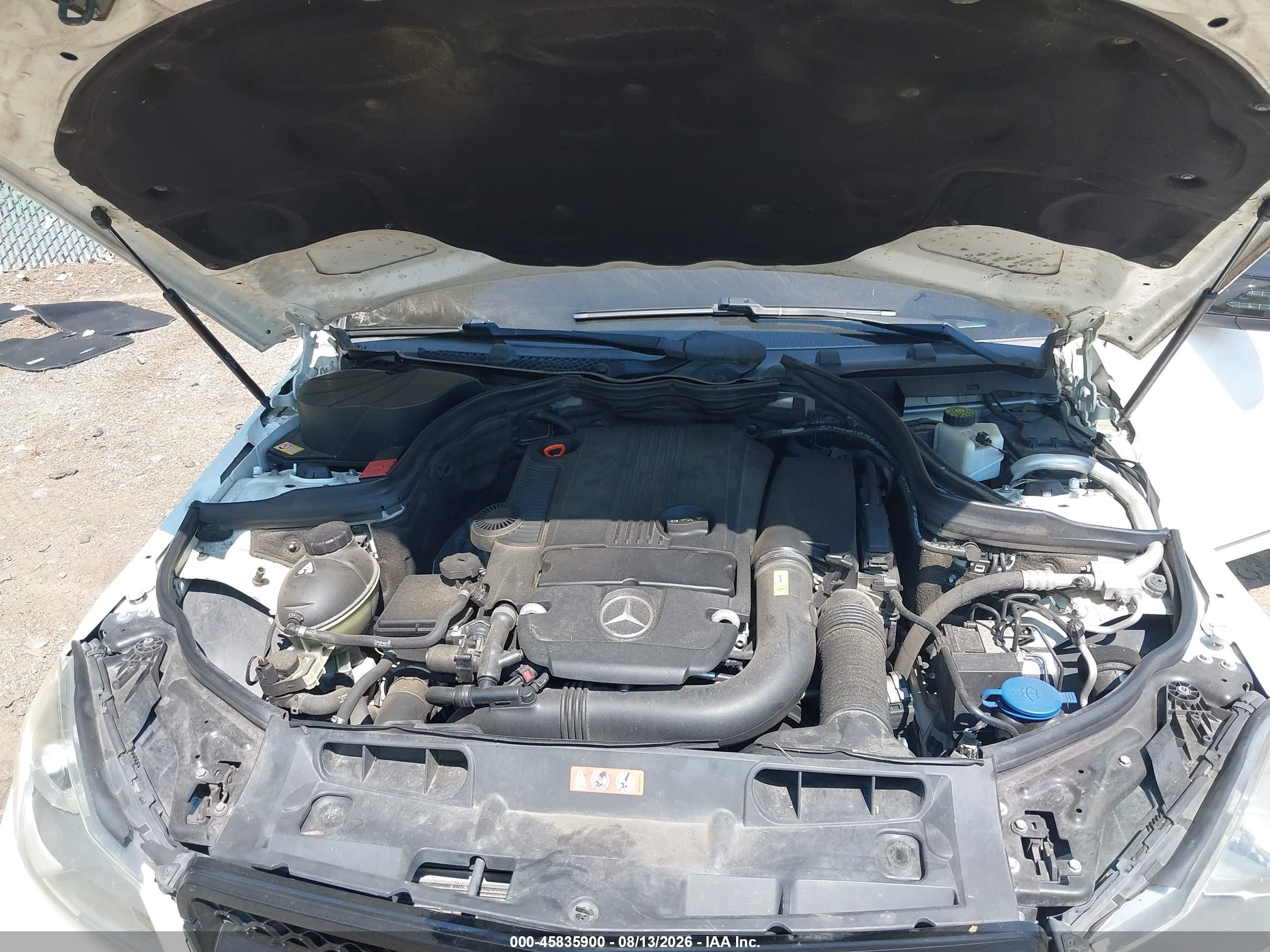 2013 Mercedes-benz C 250 Sport Белый vin: WDDGF4HB0DA858648
