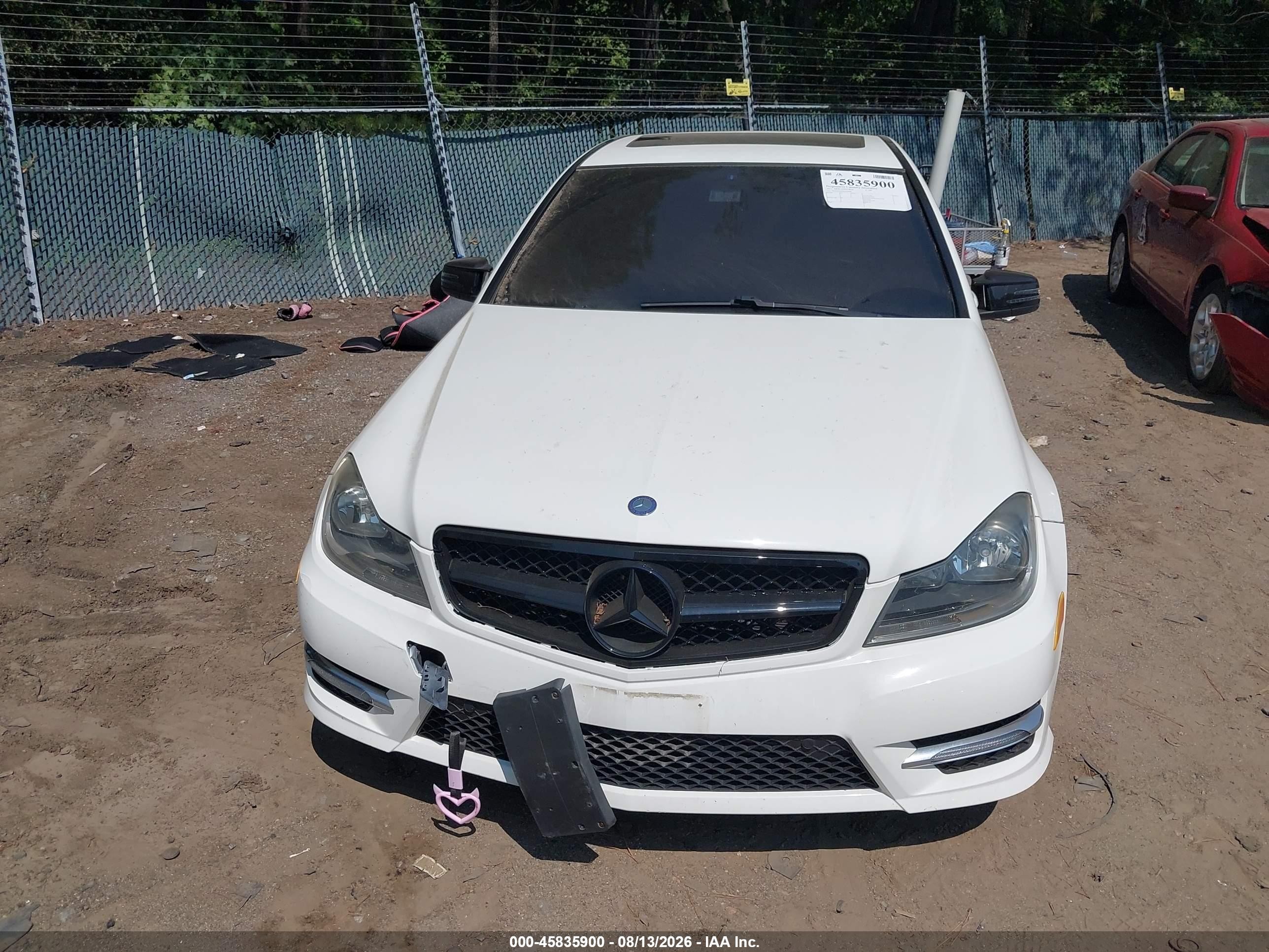 2013 Mercedes-benz C 250 Sport Белый vin: WDDGF4HB0DA858648