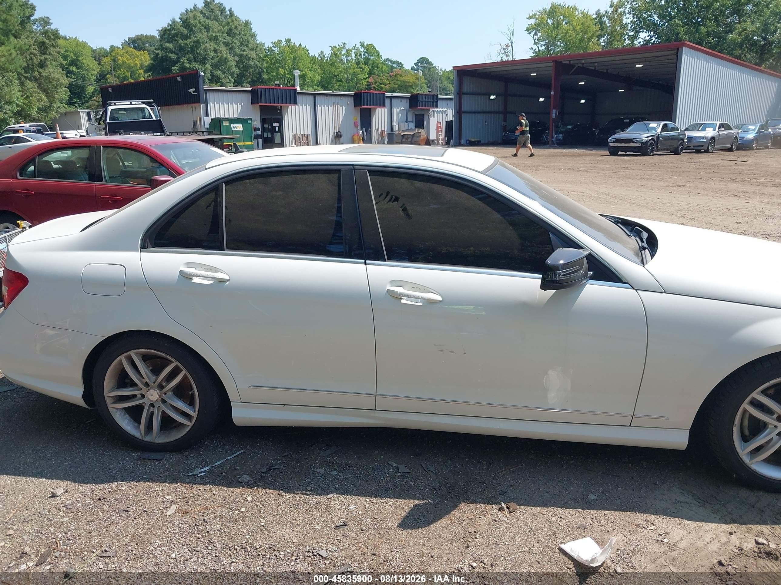 2013 Mercedes-benz C 250 Sport Белый vin: WDDGF4HB0DA858648