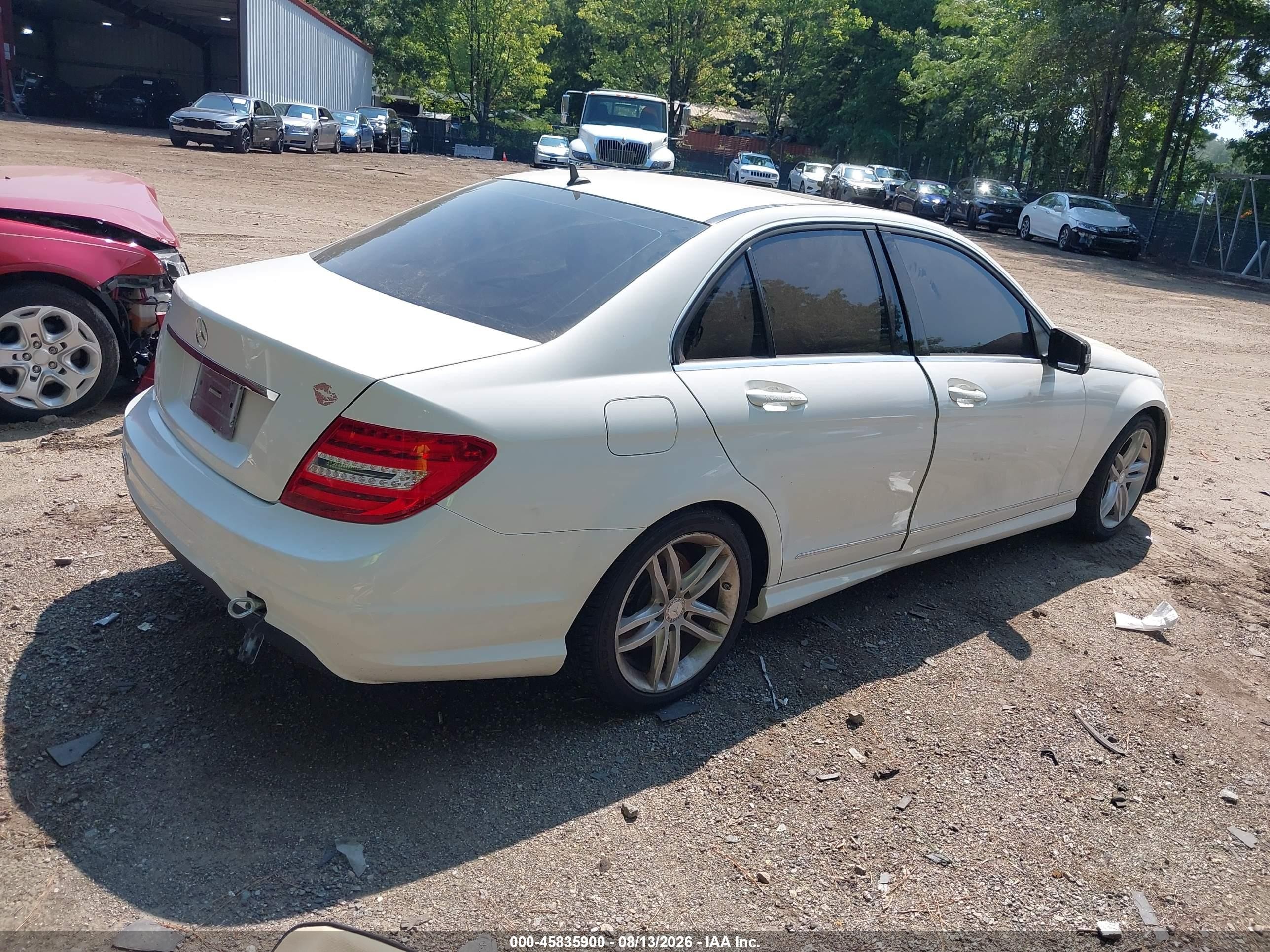 2013 Mercedes-benz C 250 Sport Белый vin: WDDGF4HB0DA858648