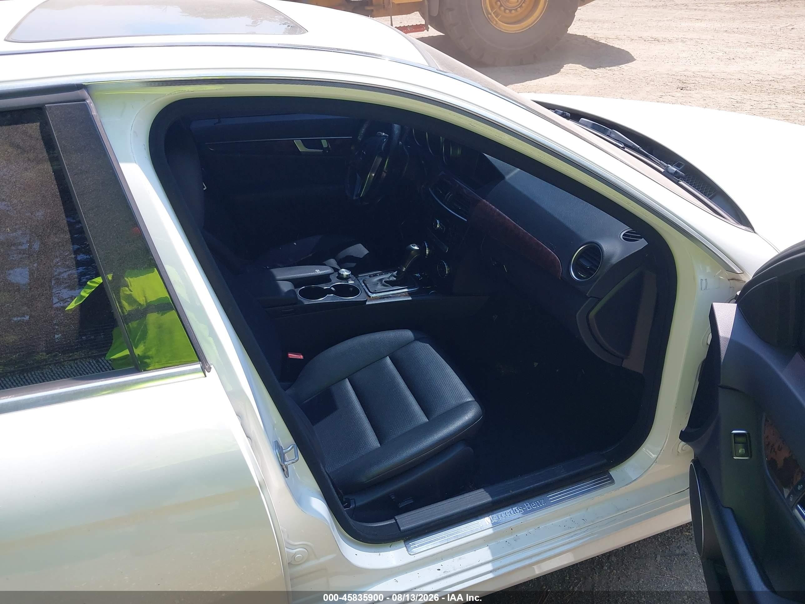 2013 Mercedes-benz C 250 Sport Белый vin: WDDGF4HB0DA858648