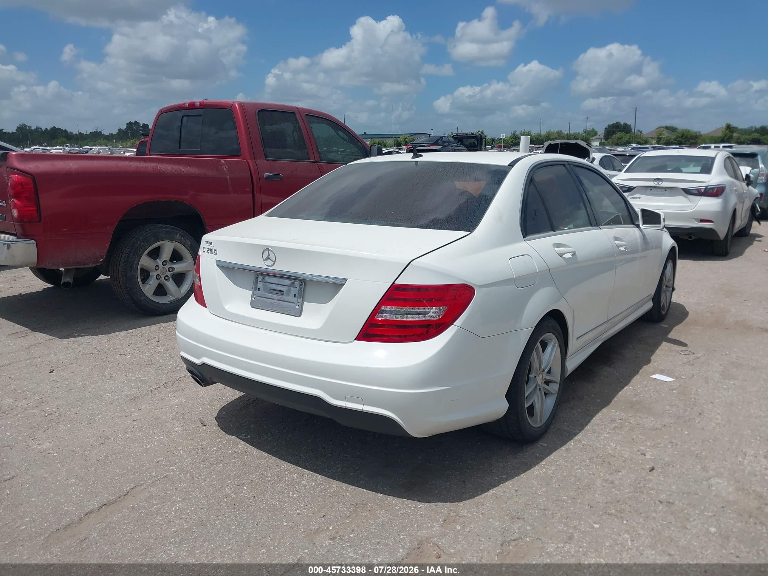2013 Mercedes-benz C 250 Sport White vin: WDDGF4HB0DA864322