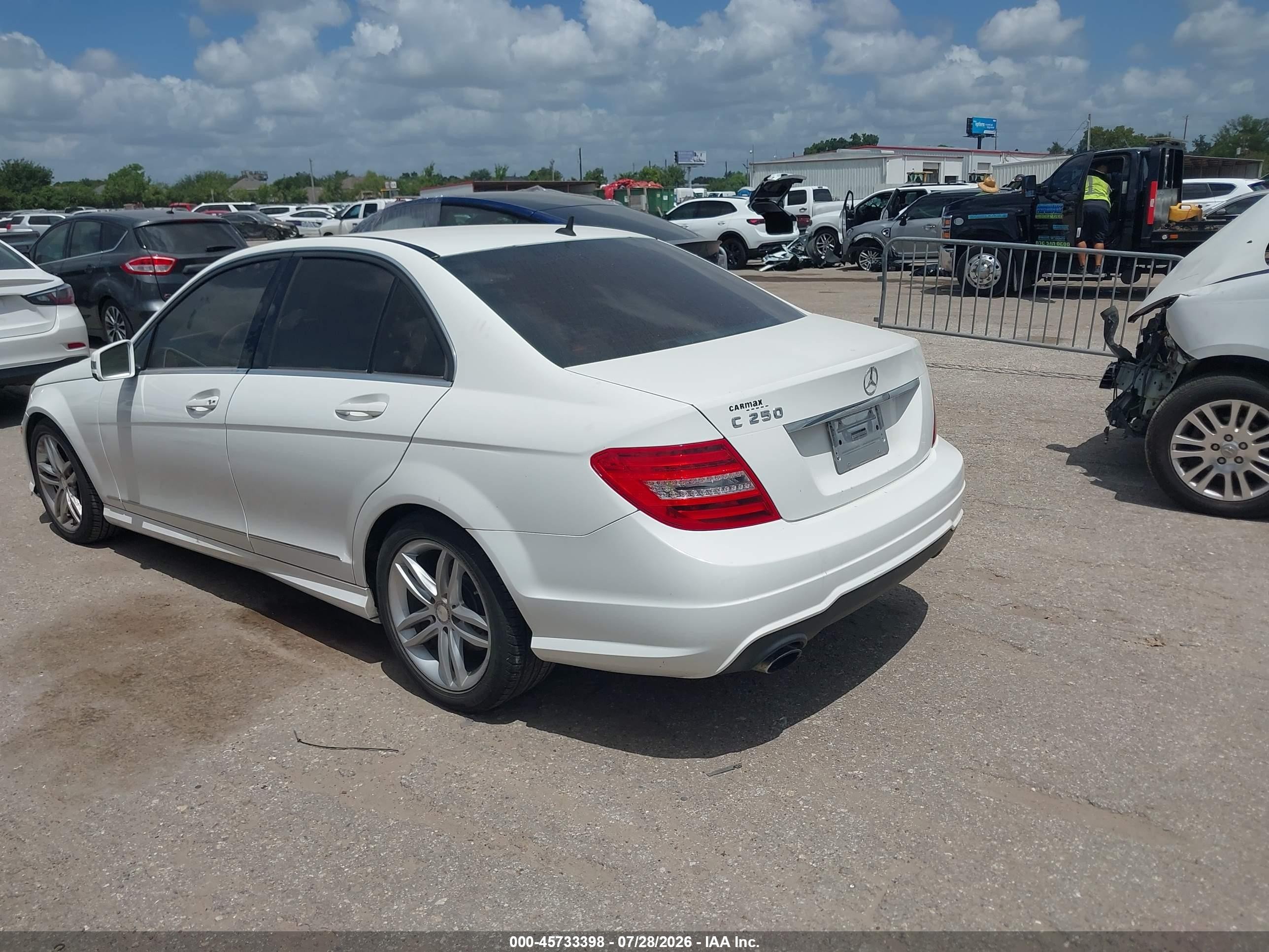 2013 Mercedes-benz C 250 Sport White vin: WDDGF4HB0DA864322