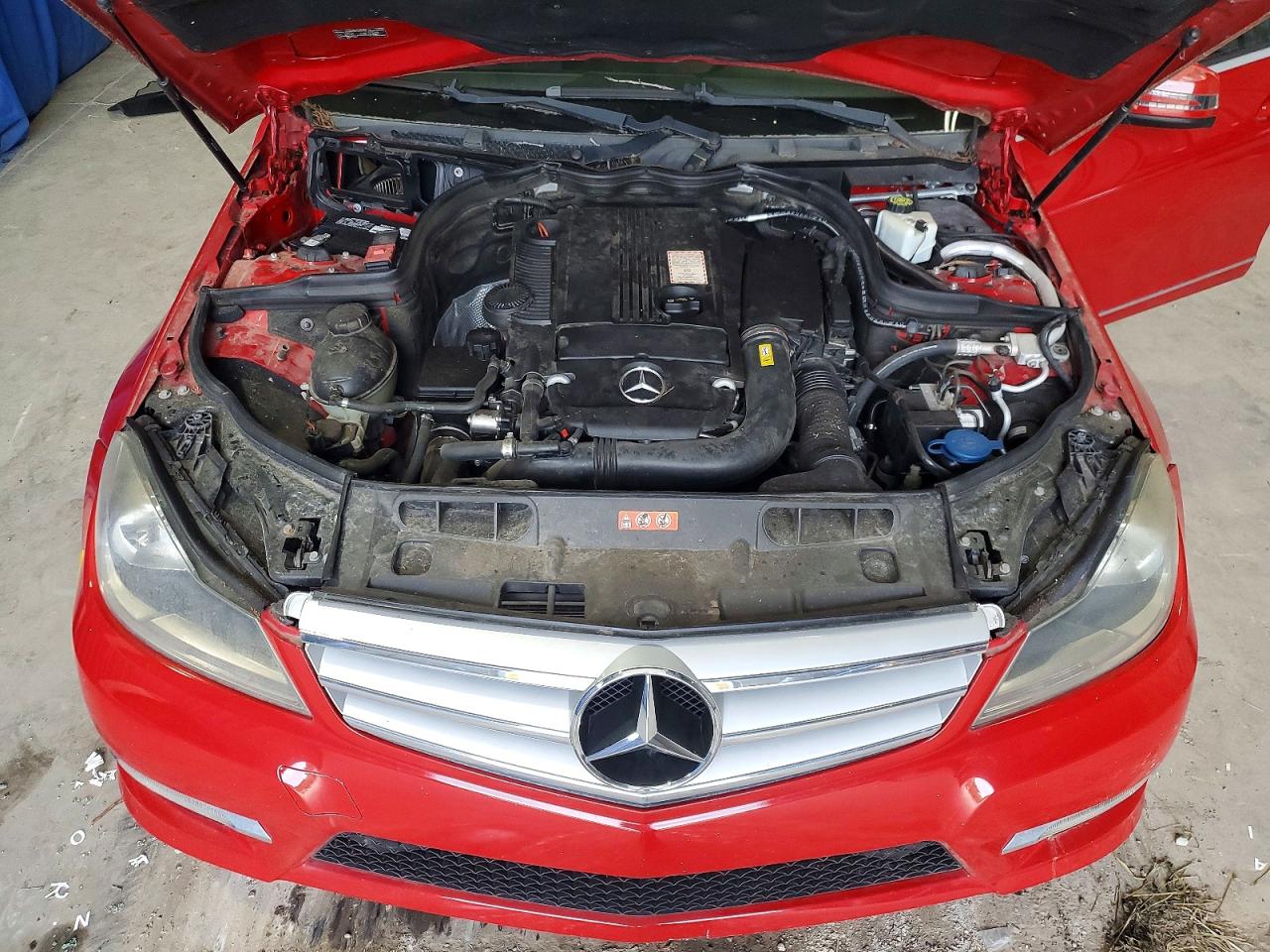 2013 Mercedes-benz C 250 Red vin: WDDGF4HB0DR272680